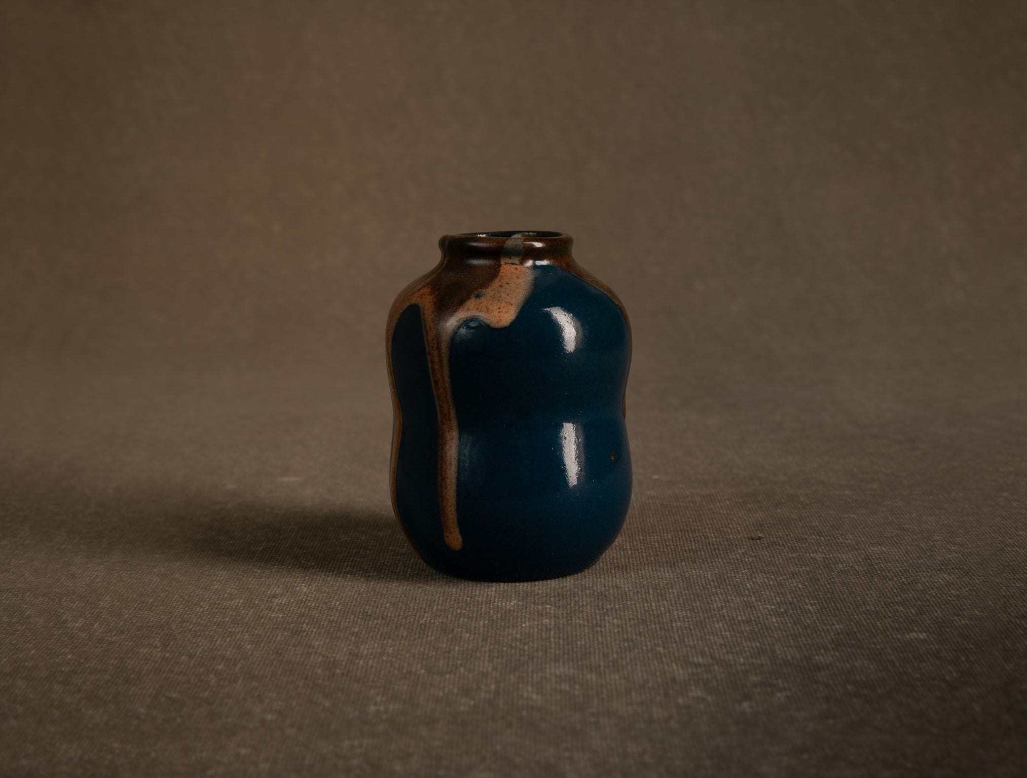 Cha‑ire, pot à poussière de thé en grès par Léon Pointu, France (vers 1930)..Chaire, stoneware tea dust pot by Léon Pointu, France (circa 1930)