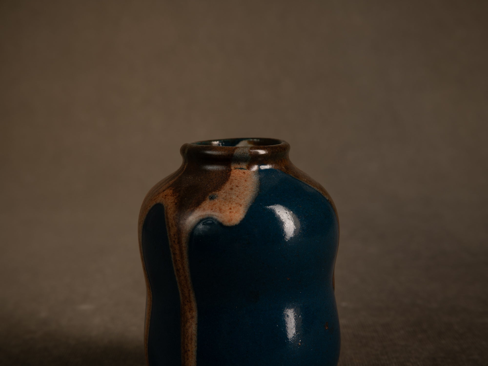 Cha‑ire, pot à poussière de thé en grès par Léon Pointu, France (vers 1930)..Chaire, stoneware tea dust pot by Léon Pointu, France (circa 1930)