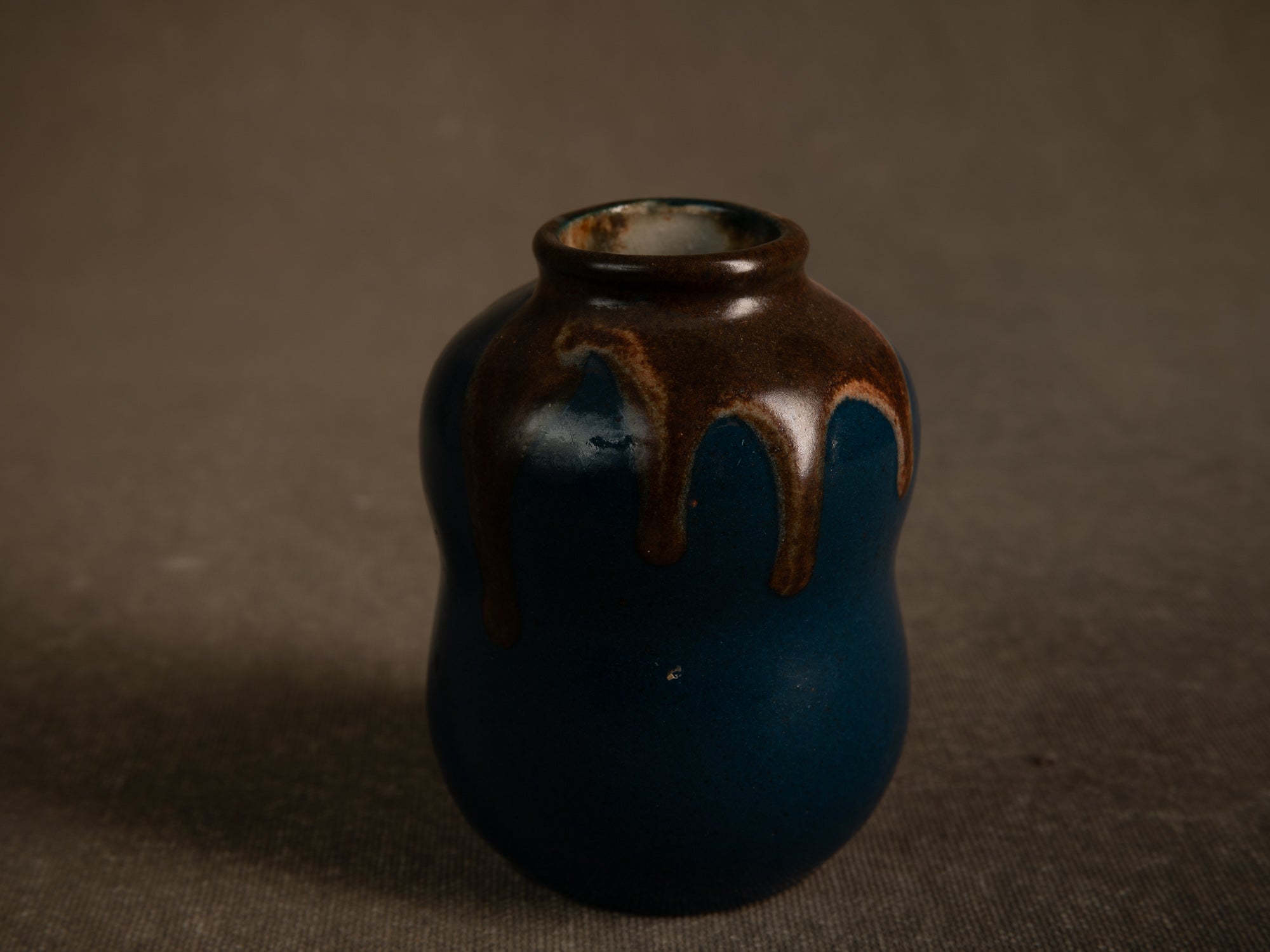 Cha‑ire, pot à poussière de thé en grès par Léon Pointu, France (vers 1930)..Chaire, stoneware tea dust pot by Léon Pointu, France (circa 1930)