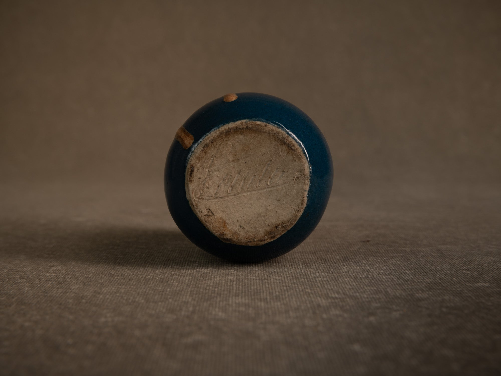 Cha‑ire, pot à poussière de thé en grès par Léon Pointu, France (vers 1930)..Chaire, stoneware tea dust pot by Léon Pointu, France (circa 1930)