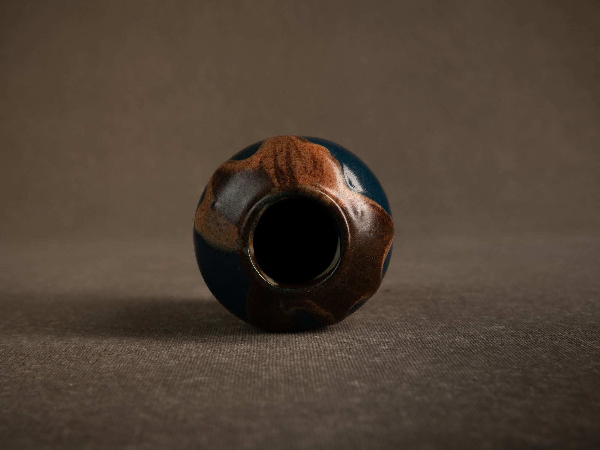 Cha‑ire, pot à poussière de thé en grès par Léon Pointu, France (vers 1930)..Chaire, stoneware tea dust pot by Léon Pointu, France (circa 1930)