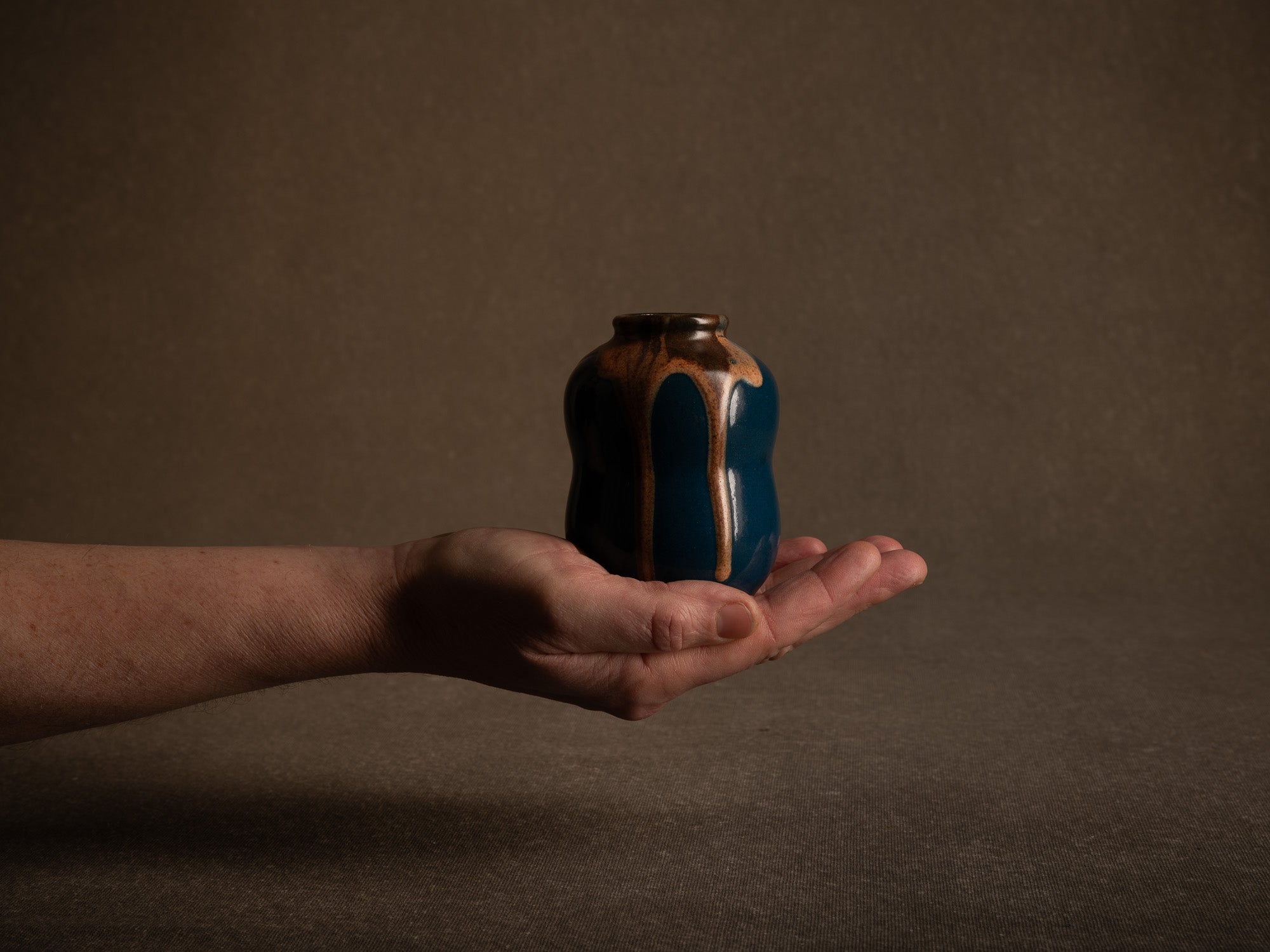 Cha‑ire, pot à poussière de thé en grès par Léon Pointu, France (vers 1930)..Chaire, stoneware tea dust pot by Léon Pointu, France (circa 1930)