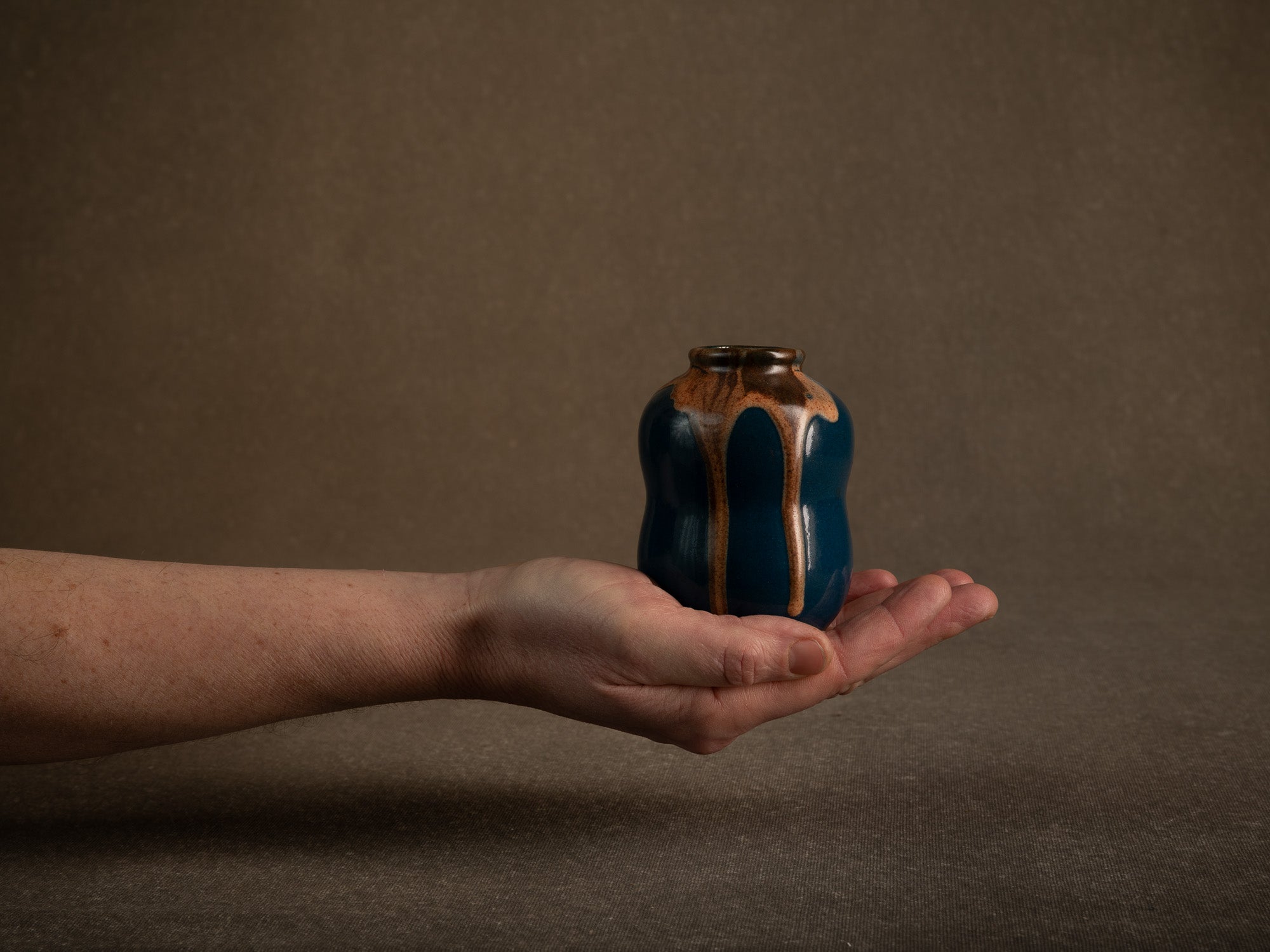 Cha‑ire, pot à poussière de thé en grès par Léon Pointu, France (vers 1930)..Chaire, stoneware tea dust pot by Léon Pointu, France (circa 1930)