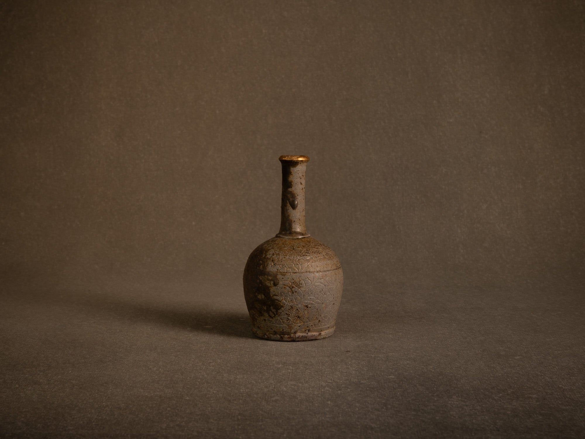Vase boule à haut col doré en grès de Puisaye par Jean‑Michel Doix, France (vers 1970)..Round stoneware vase with a tall golden neck by Jean‑Michel Doix, France (circa 1970)