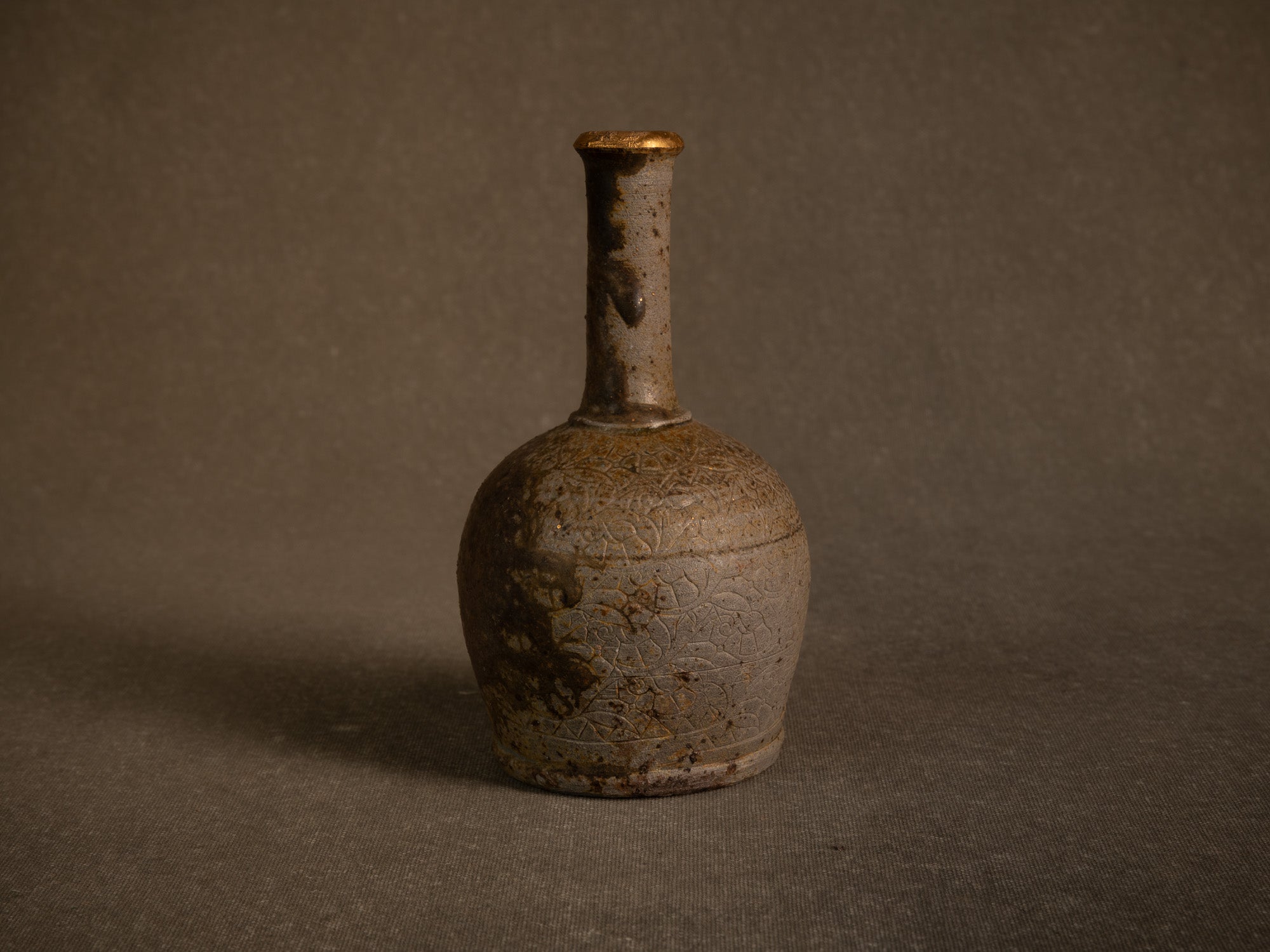 Vase boule à haut col doré en grès de Puisaye par Jean‑Michel Doix, France (vers 1970)..Round stoneware vase with a tall golden neck by Jean‑Michel Doix, France (circa 1970)