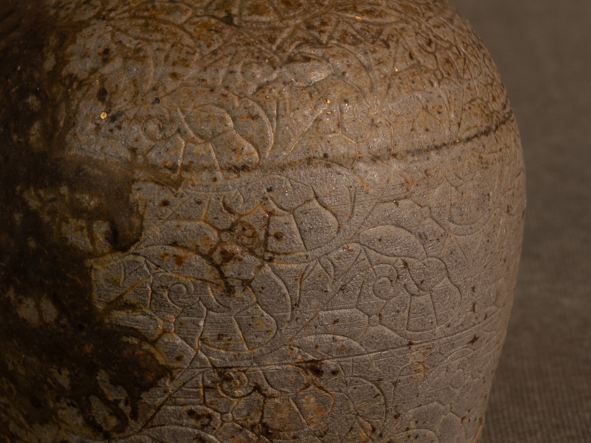 Vase boule à haut col doré en grès de Puisaye par Jean‑Michel Doix, France (vers 1970)..Round stoneware vase with a tall golden neck by Jean‑Michel Doix, France (circa 1970)