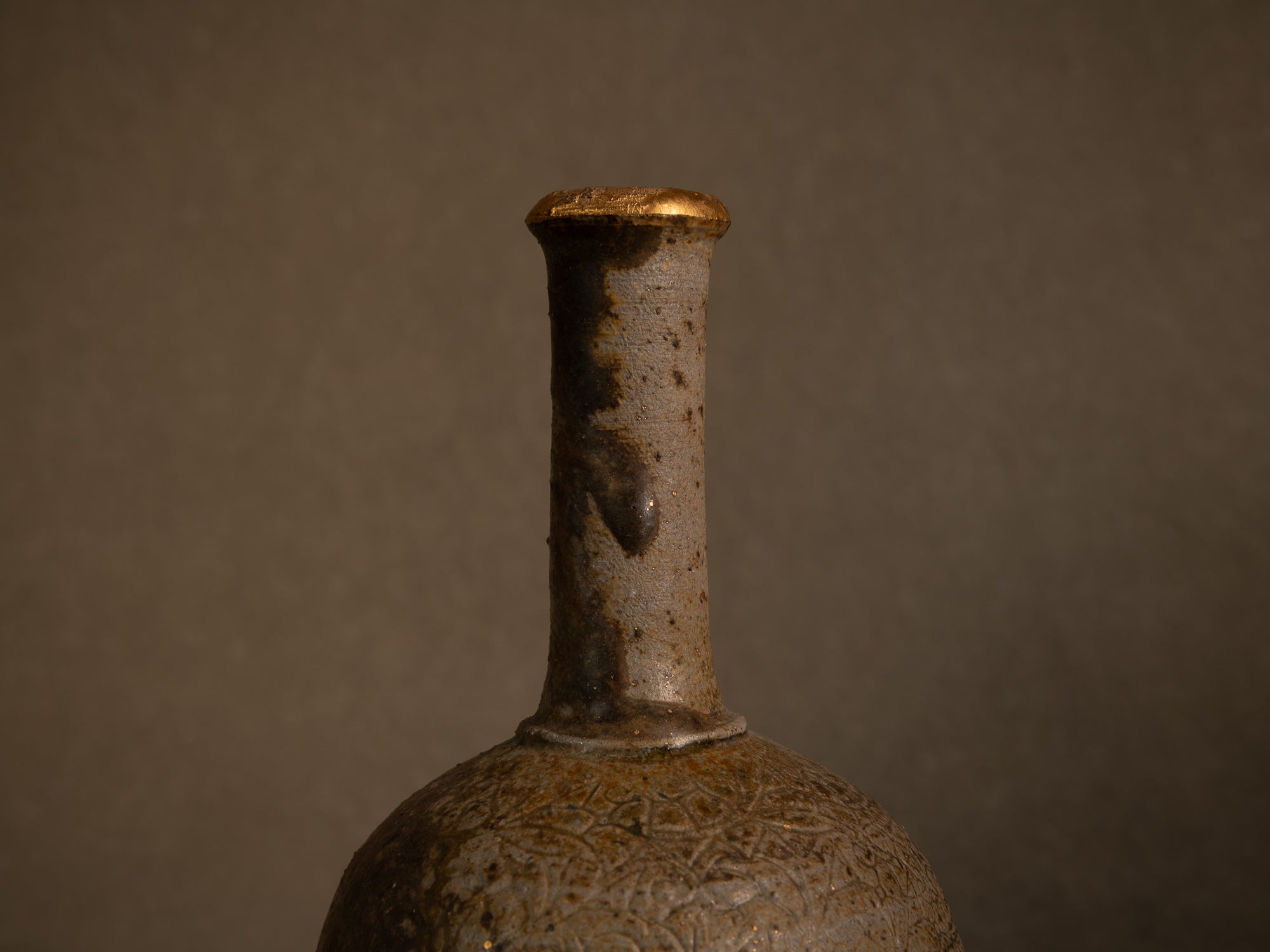 Vase boule à haut col doré en grès de Puisaye par Jean‑Michel Doix, France (vers 1970)..Round stoneware vase with a tall golden neck by Jean‑Michel Doix, France (circa 1970)