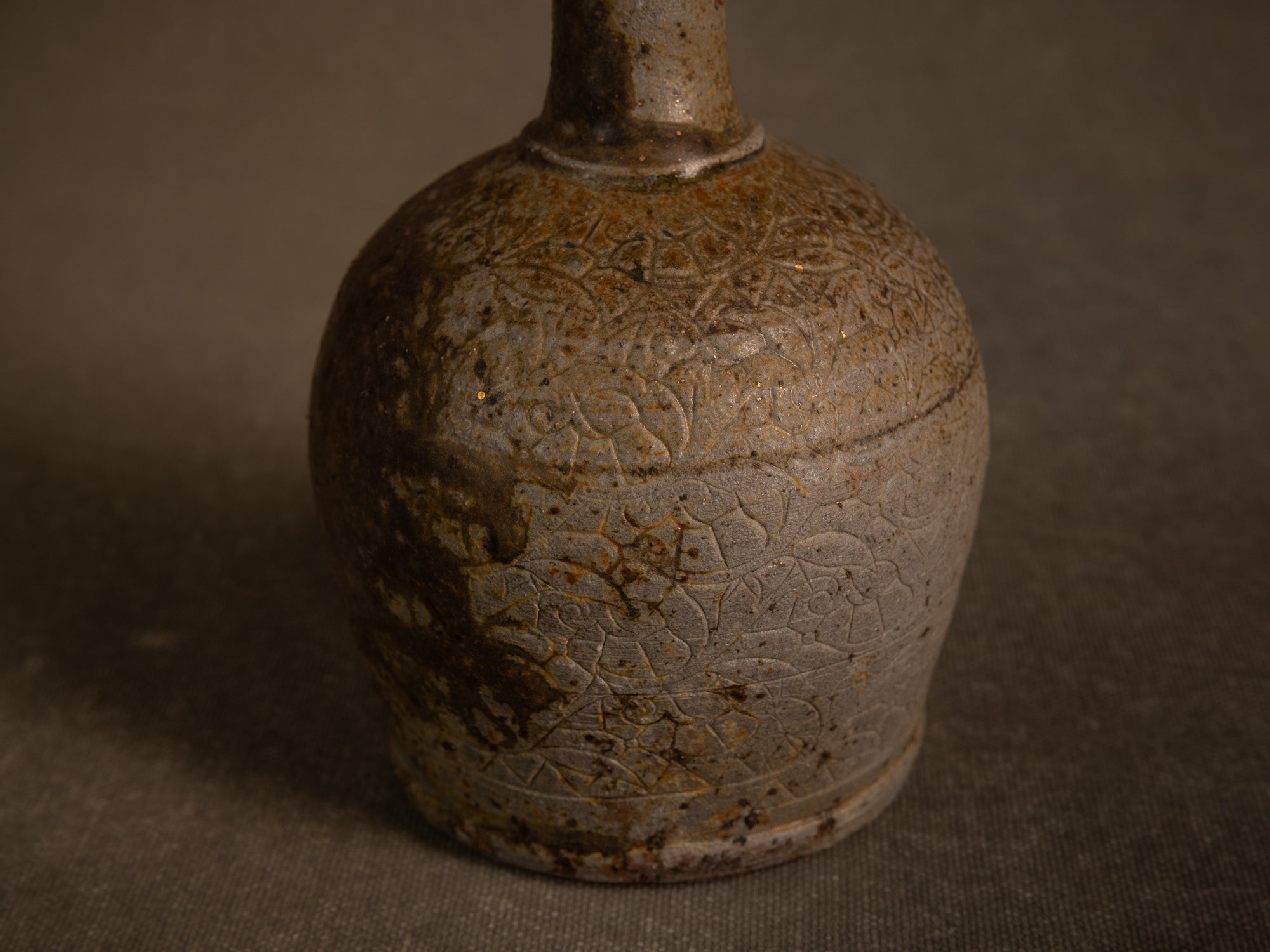 Vase boule à haut col doré en grès de Puisaye par Jean‑Michel Doix, France (vers 1970)..Round stoneware vase with a tall golden neck by Jean‑Michel Doix, France (circa 1970)