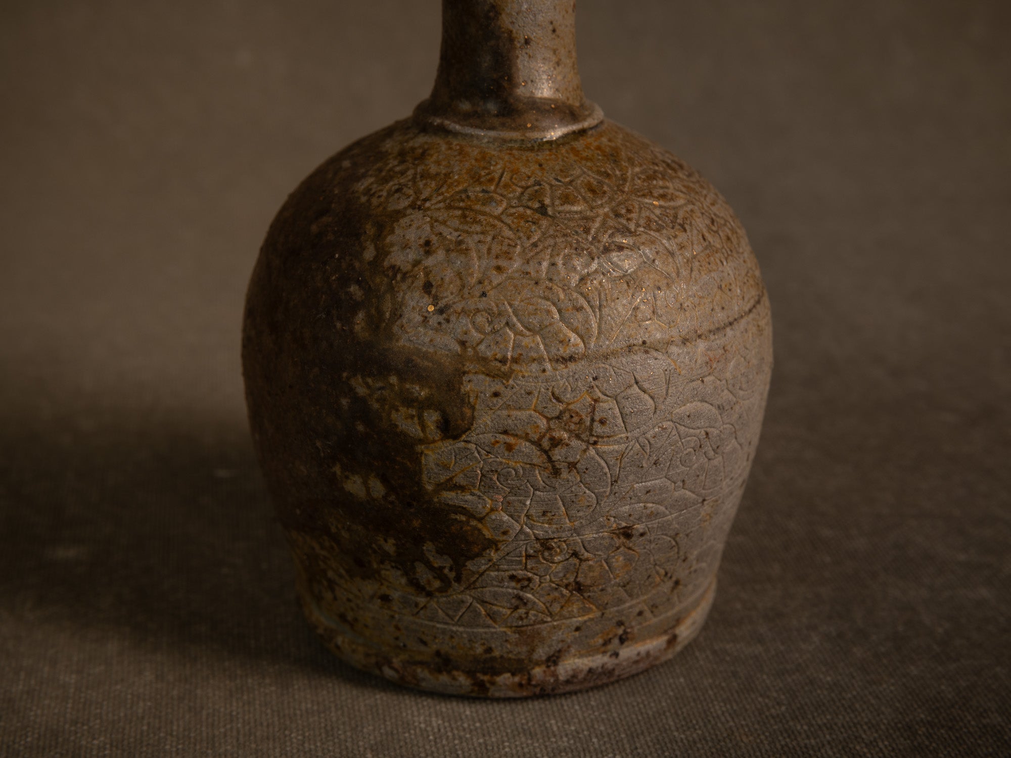 Vase boule à haut col doré en grès de Puisaye par Jean‑Michel Doix, France (vers 1970)..Round stoneware vase with a tall golden neck by Jean‑Michel Doix, France (circa 1970)