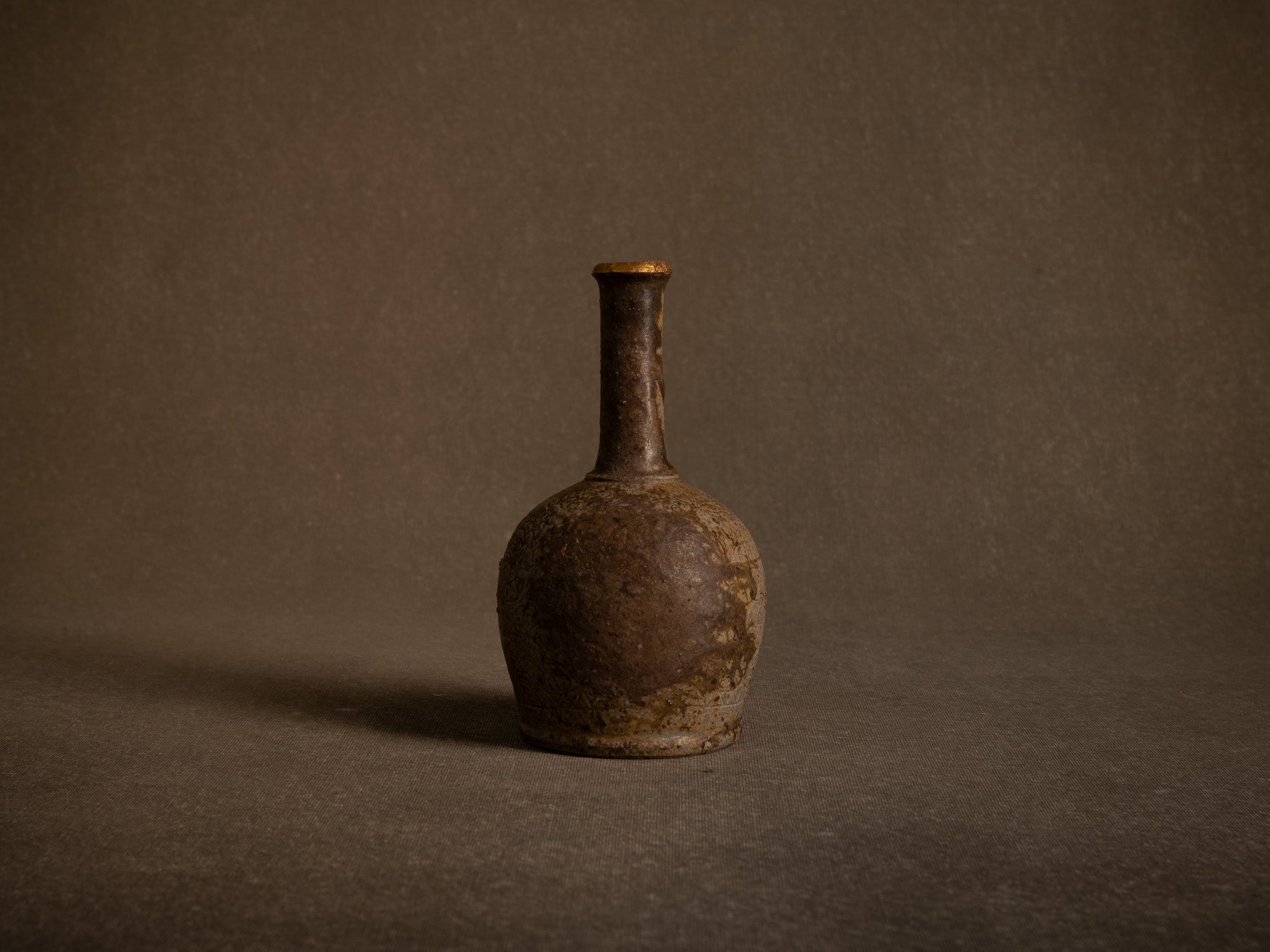 Vase boule à haut col doré en grès de Puisaye par Jean‑Michel Doix, France (vers 1970)..Round stoneware vase with a tall golden neck by Jean‑Michel Doix, France (circa 1970)