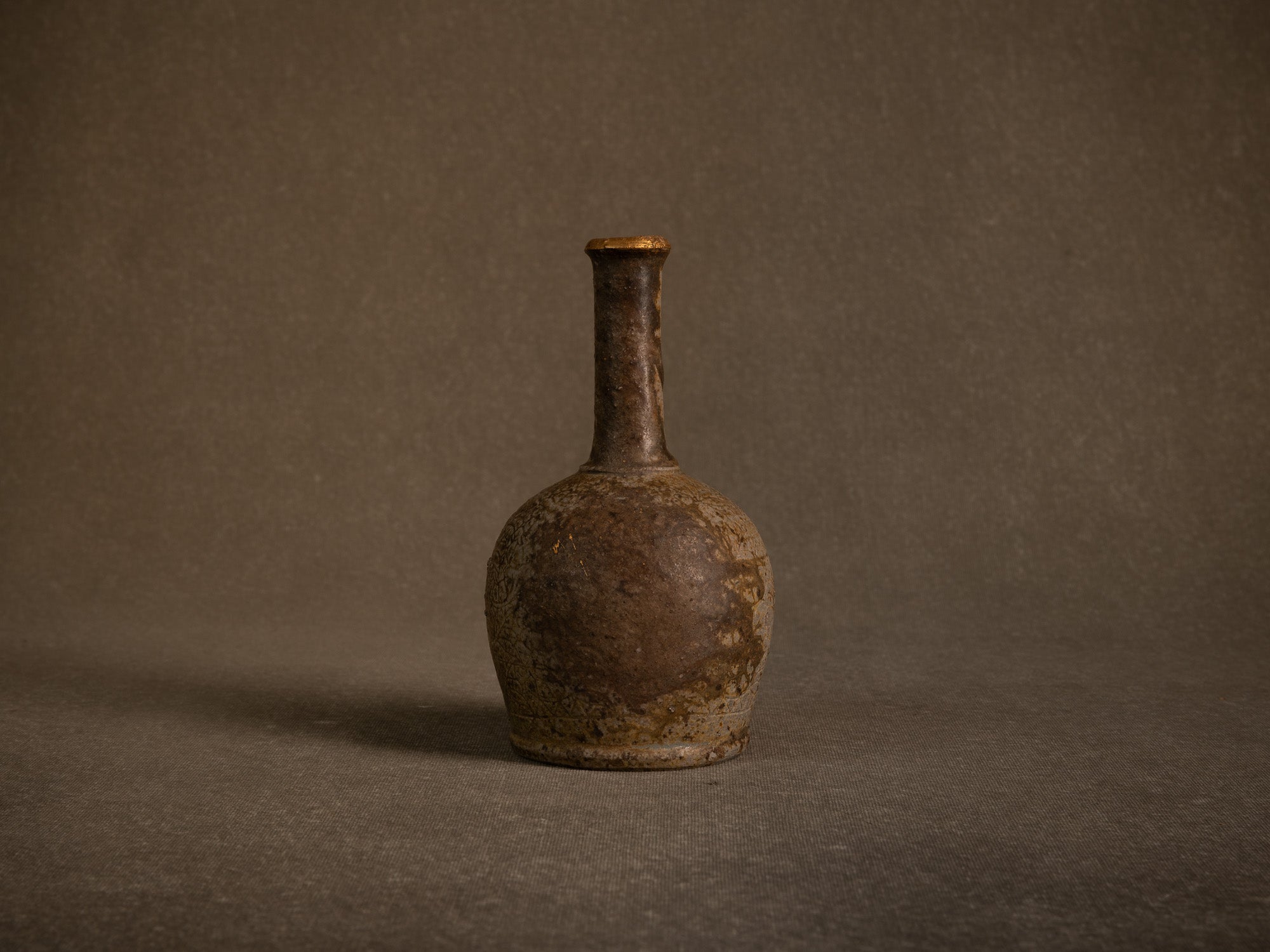 Vase boule à haut col doré en grès de Puisaye par Jean‑Michel Doix, France (vers 1970)..Round stoneware vase with a tall golden neck by Jean‑Michel Doix, France (circa 1970)