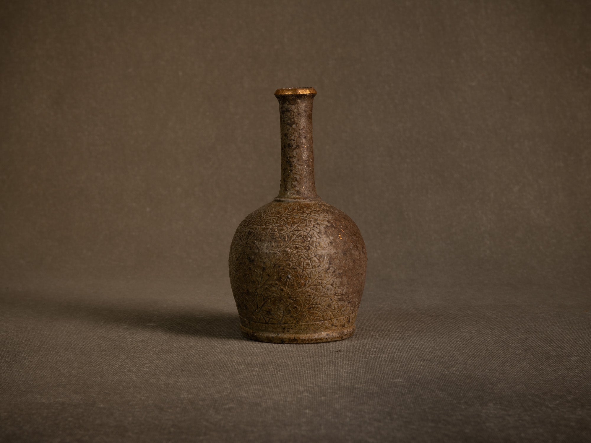 Vase boule à haut col doré en grès de Puisaye par Jean‑Michel Doix, France (vers 1970)..Round stoneware vase with a tall golden neck by Jean‑Michel Doix, France (circa 1970)