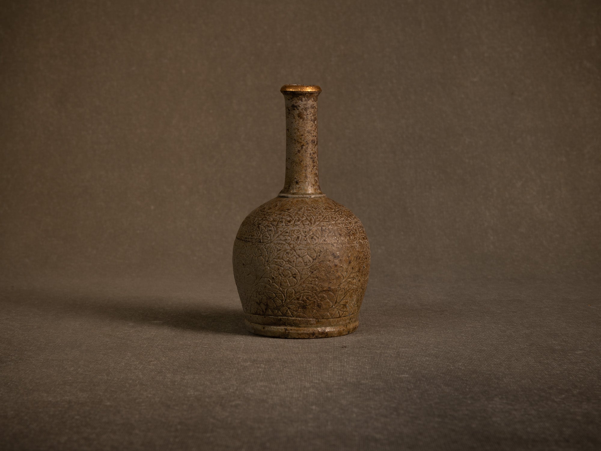 Vase boule à haut col doré en grès de Puisaye par Jean‑Michel Doix, France (vers 1970)..Round stoneware vase with a tall golden neck by Jean‑Michel Doix, France (circa 1970)