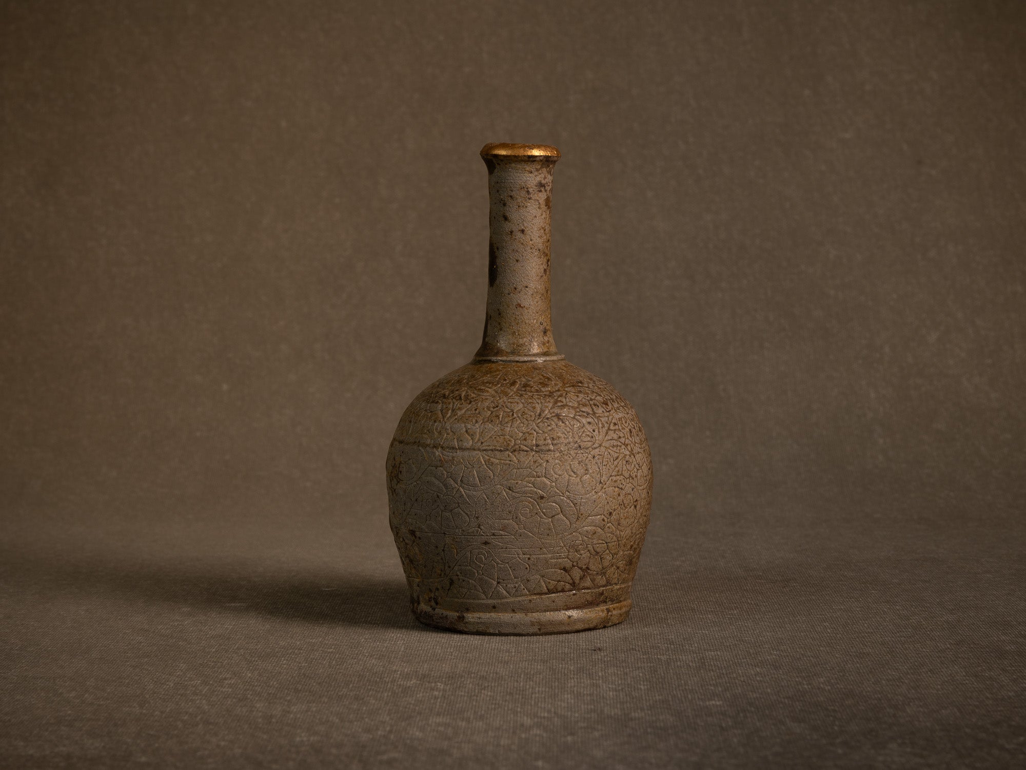 Vase boule à haut col doré en grès de Puisaye par Jean‑Michel Doix, France (vers 1970)..Round stoneware vase with a tall golden neck by Jean‑Michel Doix, France (circa 1970)