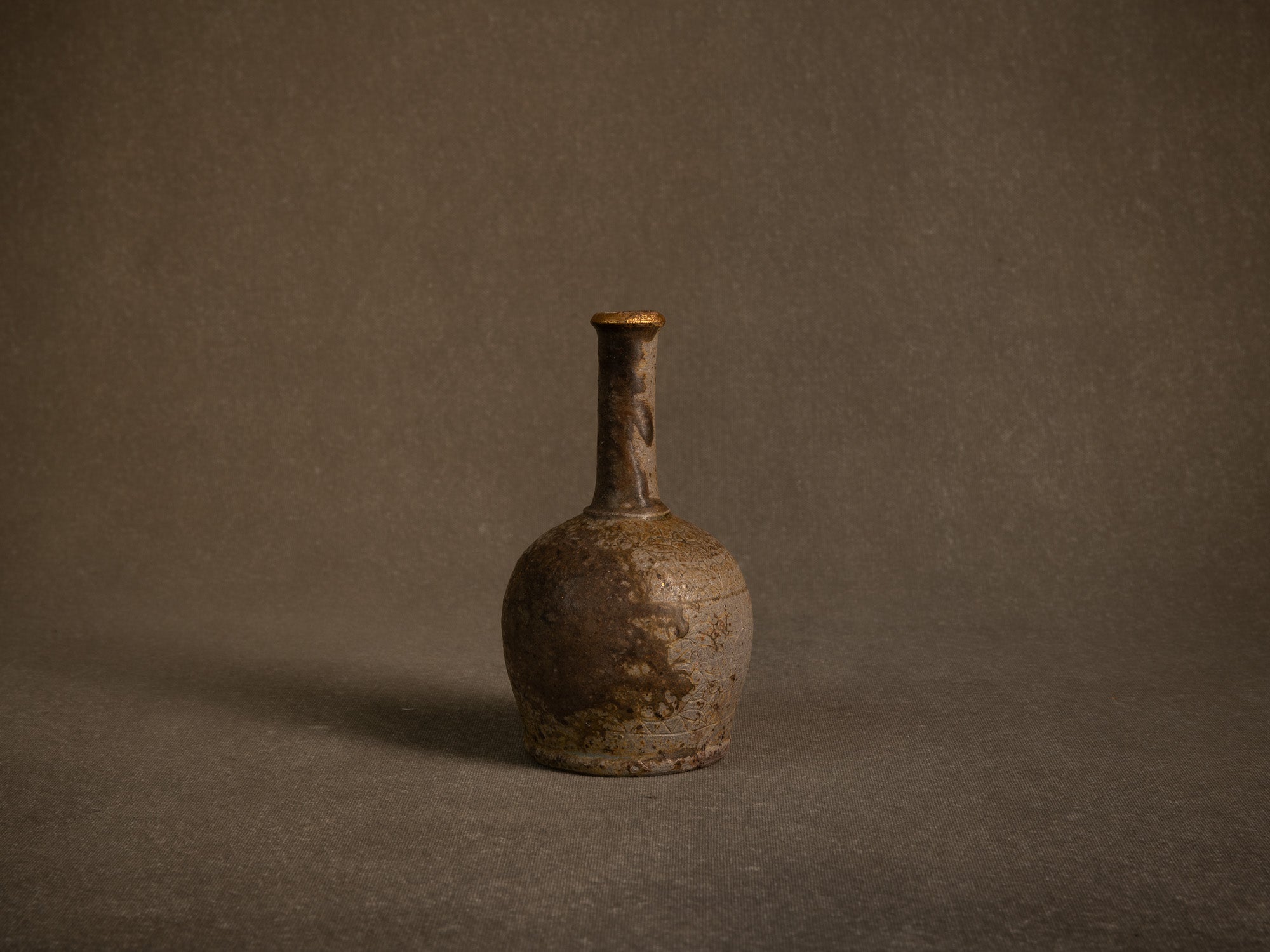 Vase boule à haut col doré en grès de Puisaye par Jean‑Michel Doix, France (vers 1970)..Round stoneware vase with a tall golden neck by Jean‑Michel Doix, France (circa 1970)