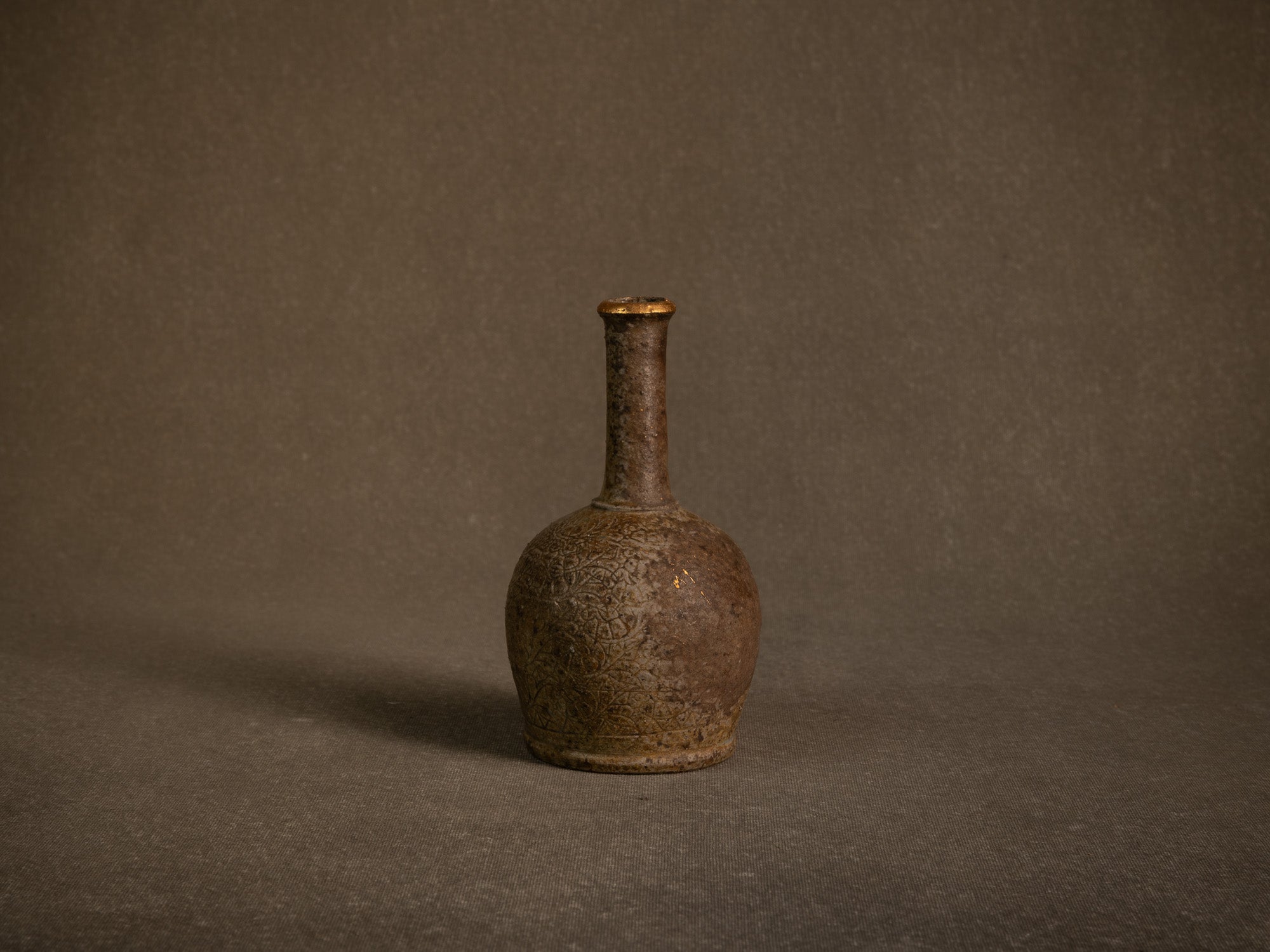 Vase boule à haut col doré en grès de Puisaye par Jean‑Michel Doix, France (vers 1970)..Round stoneware vase with a tall golden neck by Jean‑Michel Doix, France (circa 1970)
