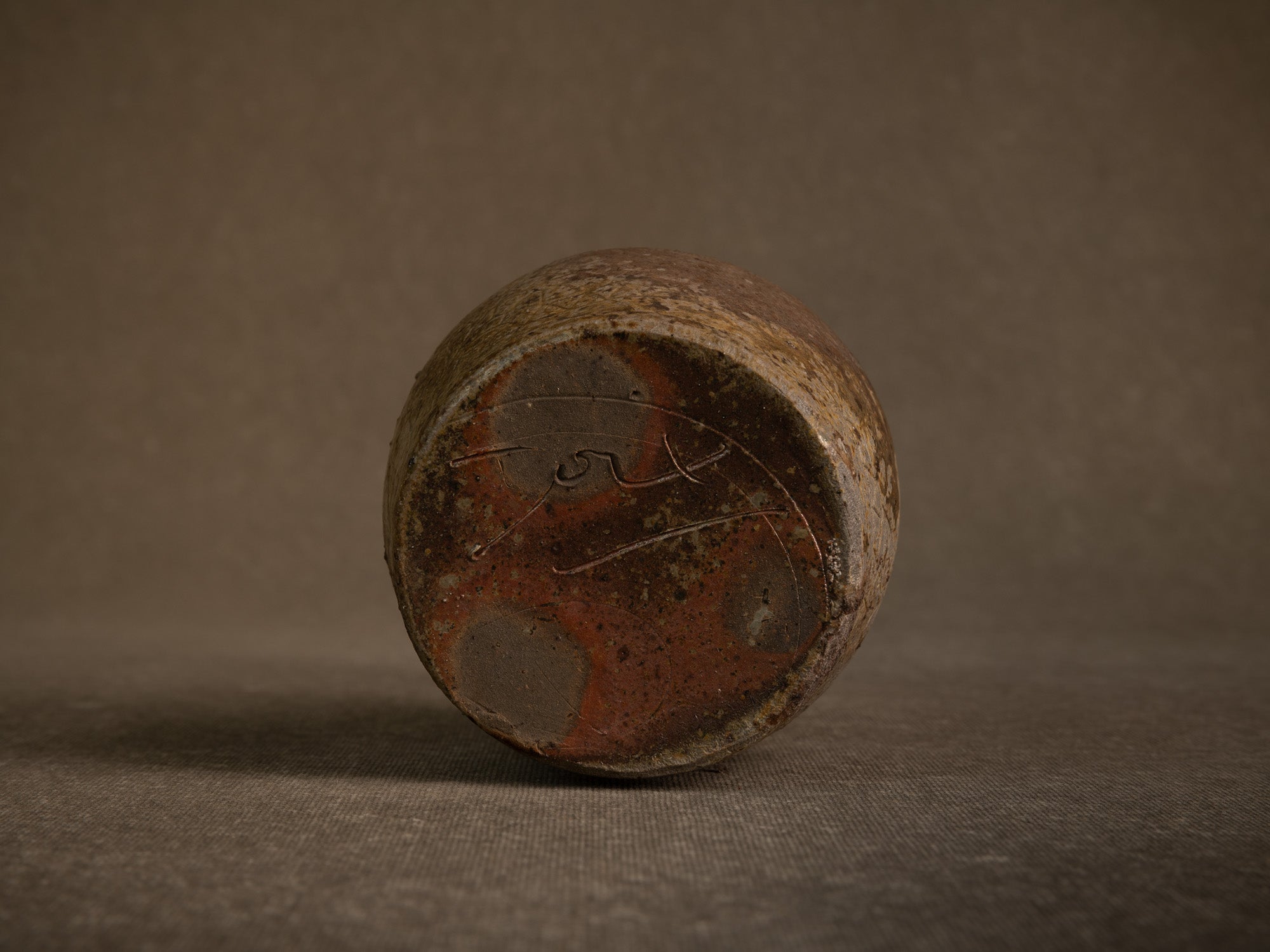 Vase boule à haut col doré en grès de Puisaye par Jean‑Michel Doix, France (vers 1970)..Round stoneware vase with a tall golden neck by Jean‑Michel Doix, France (circa 1970)
