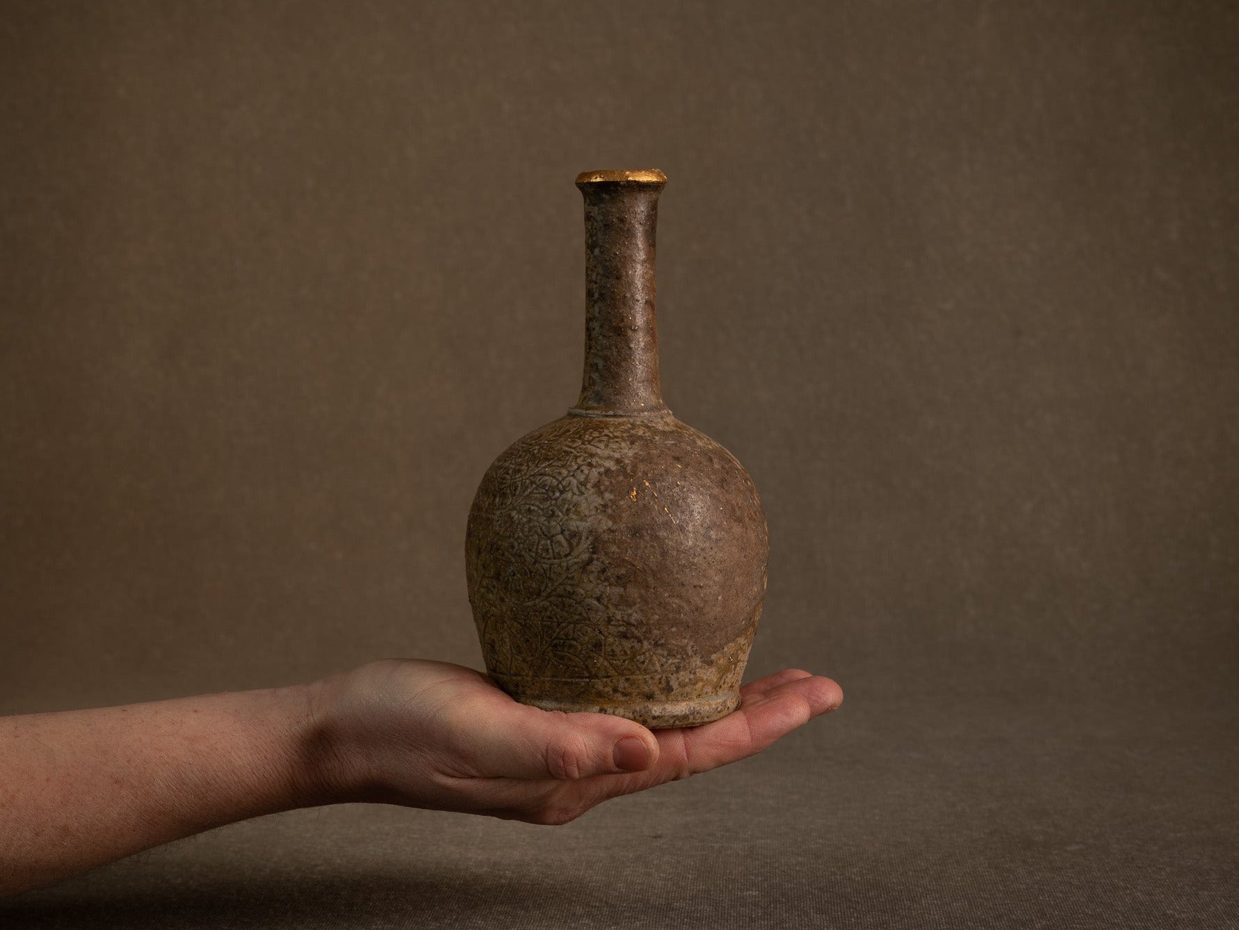 Vase boule à haut col doré en grès de Puisaye par Jean‑Michel Doix, France (vers 1970)..Round stoneware vase with a tall golden neck by Jean‑Michel Doix, France (circa 1970)