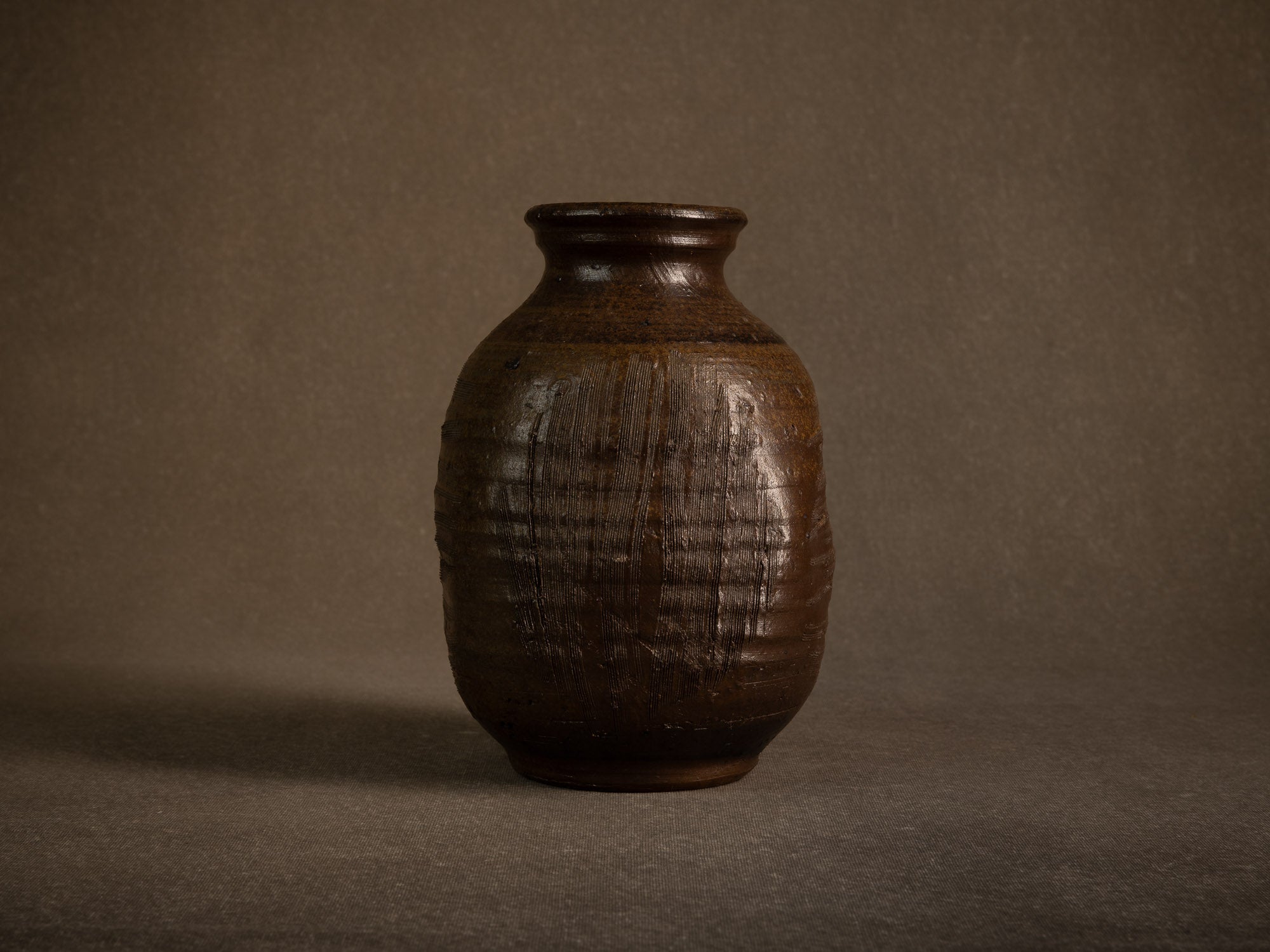 Jarre tsubo en grès de Jean‑Michel Doix, France (vers 1975)..Stoneware tsubo jar by Jean‑Michel Doix, France (c. 1975)