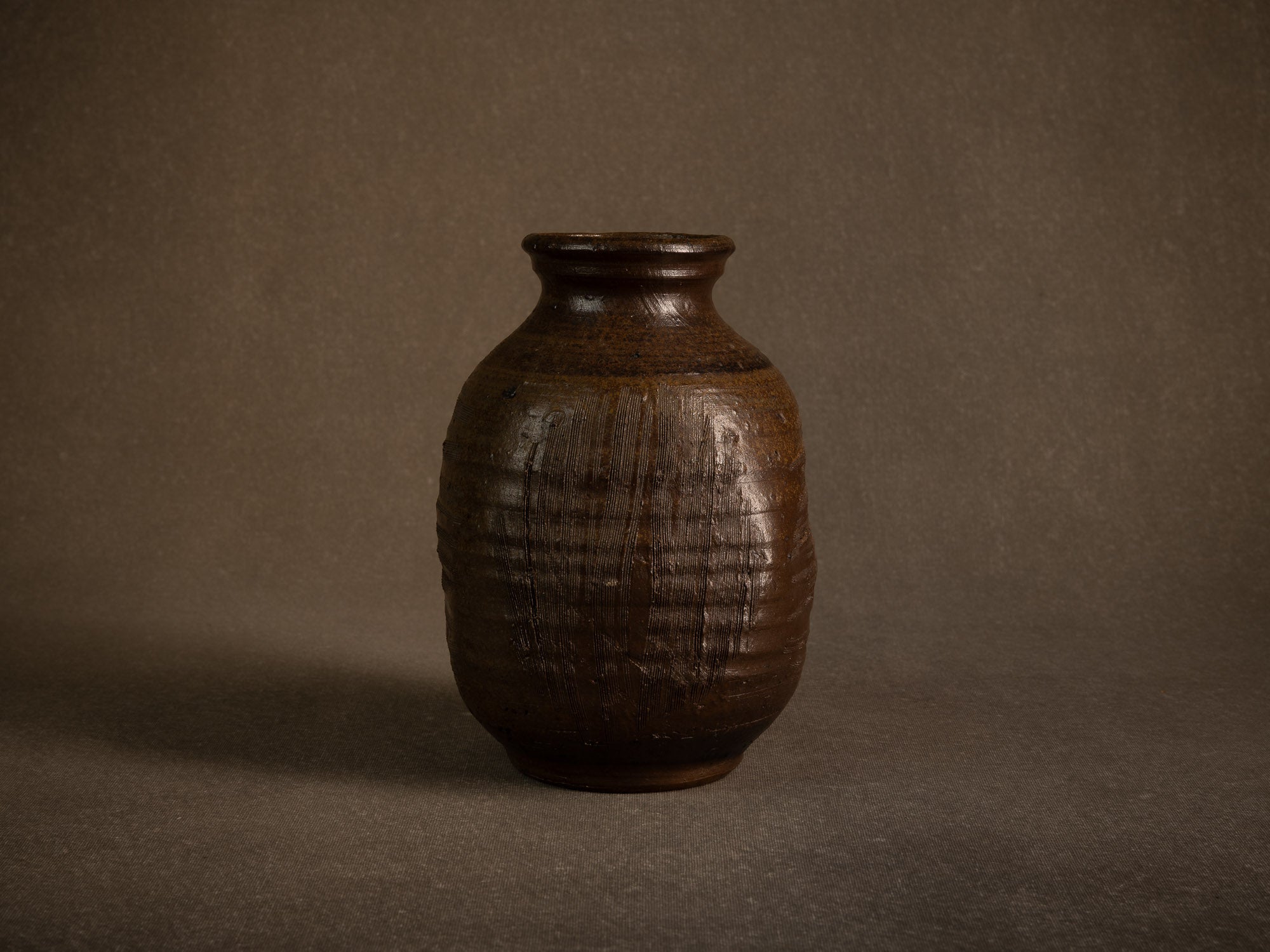 Jarre tsubo en grès de Jean‑Michel Doix, France (vers 1975)..Stoneware tsubo jar by Jean‑Michel Doix, France (c. 1975)