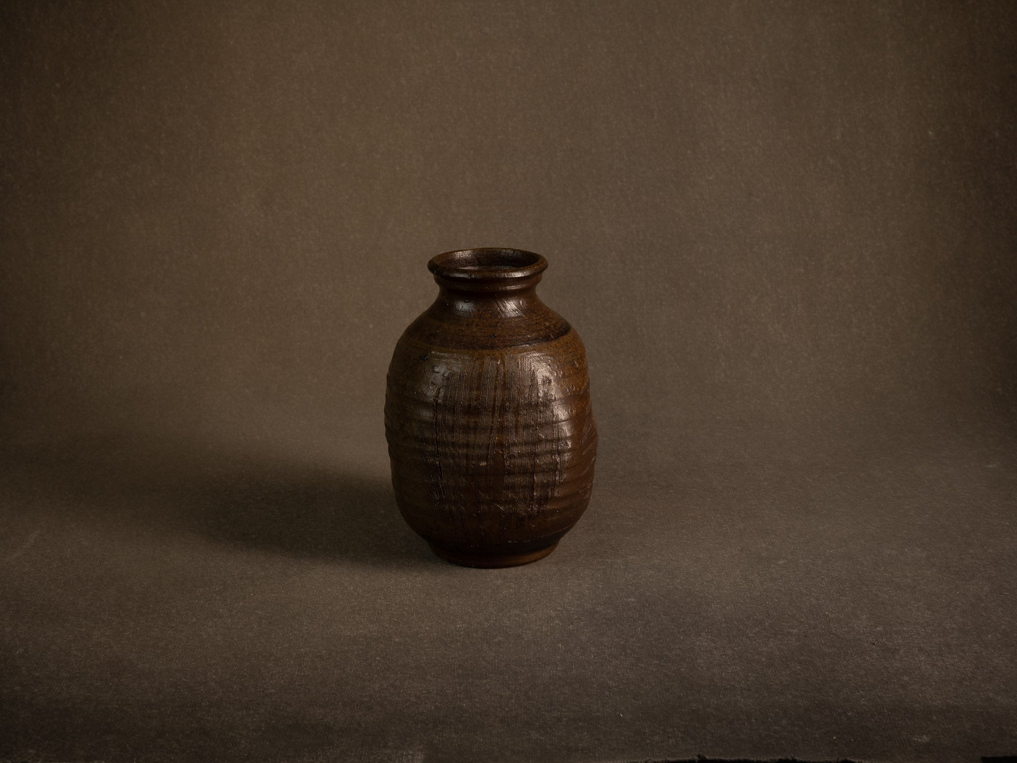 Jarre tsubo en grès de Jean‑Michel Doix, France (vers 1975)..Stoneware tsubo jar by Jean‑Michel Doix, France (c. 1975)