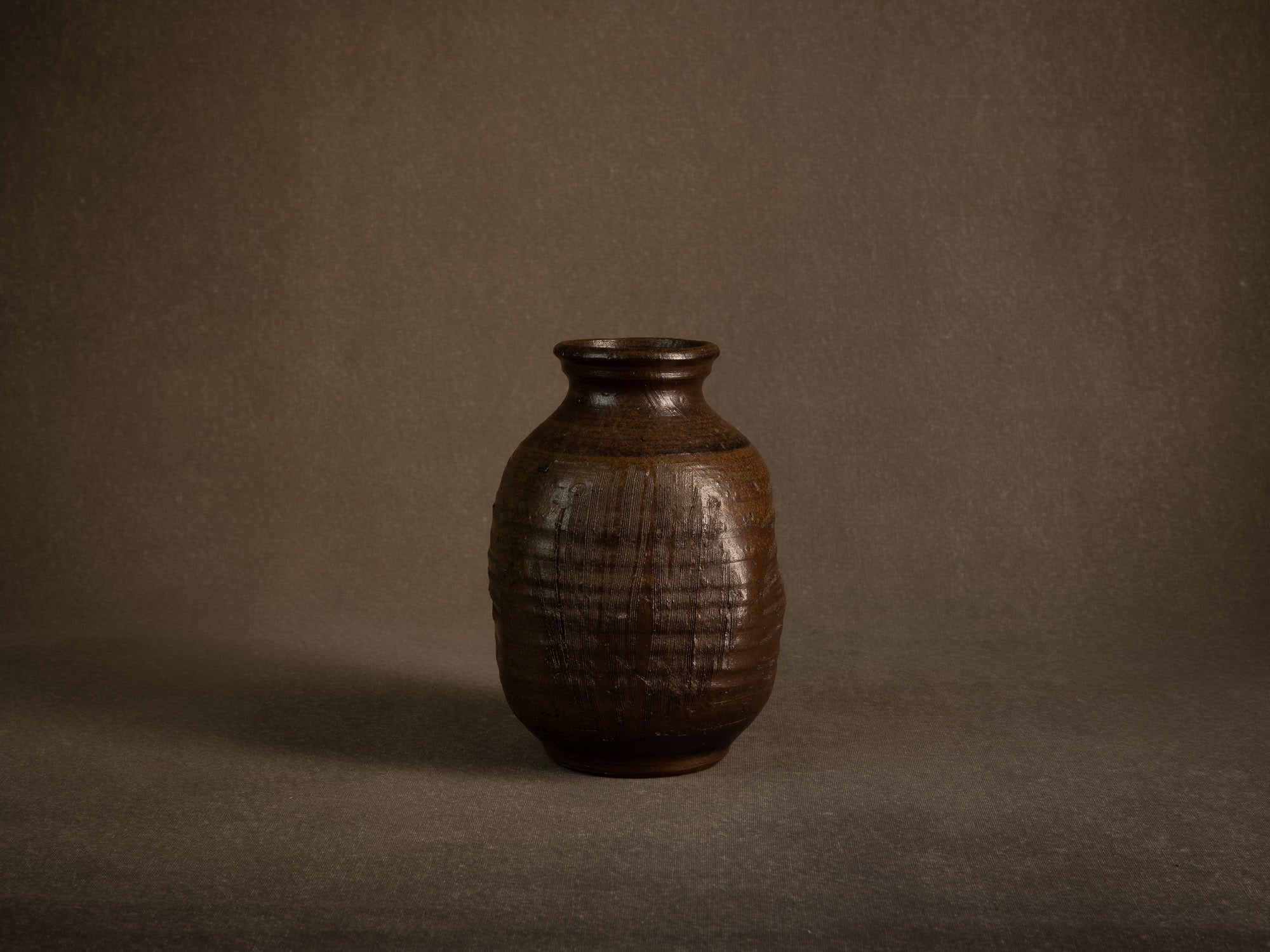 Jarre tsubo en grès de Jean‑Michel Doix, France (vers 1975)..Stoneware tsubo jar by Jean‑Michel Doix, France (c. 1975)