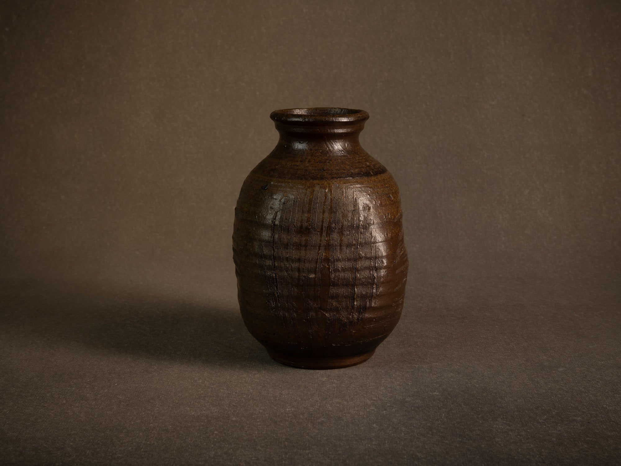 Jarre tsubo en grès de Jean‑Michel Doix, France (vers 1975)..Stoneware tsubo jar by Jean‑Michel Doix, France (c. 1975)