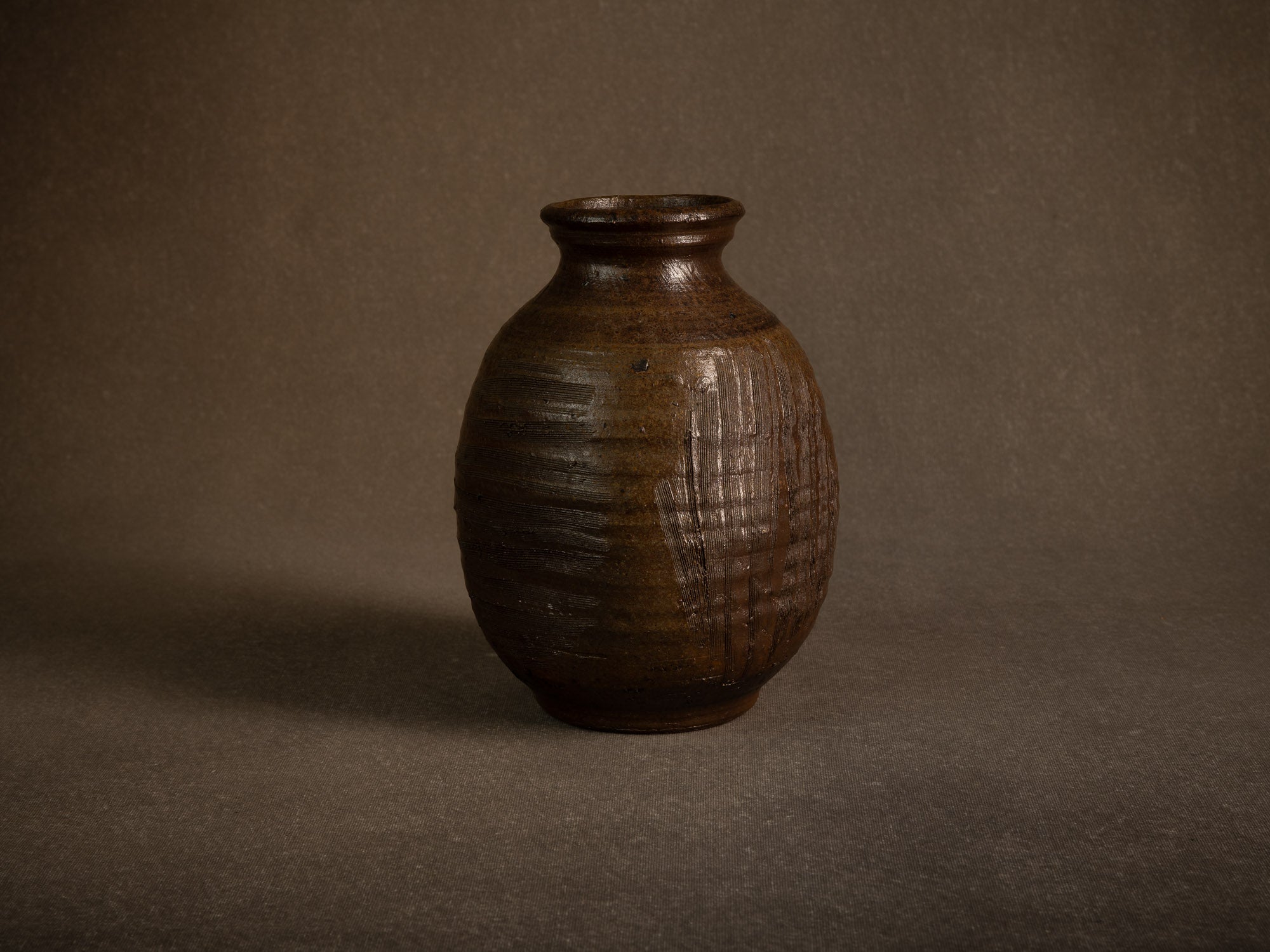 Jarre tsubo en grès de Jean‑Michel Doix, France (vers 1975)..Stoneware tsubo jar by Jean‑Michel Doix, France (c. 1975)