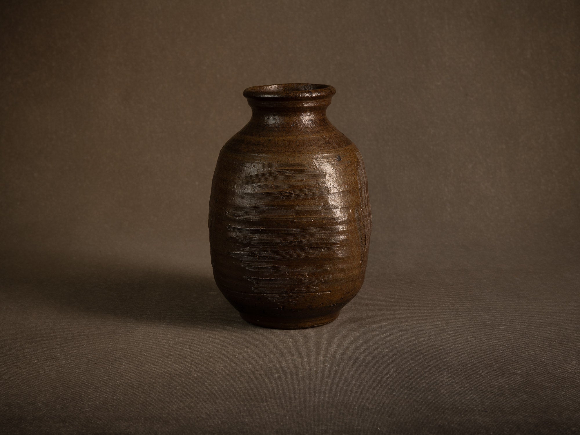 Jarre tsubo en grès de Jean‑Michel Doix, France (vers 1975)..Stoneware tsubo jar by Jean‑Michel Doix, France (c. 1975)