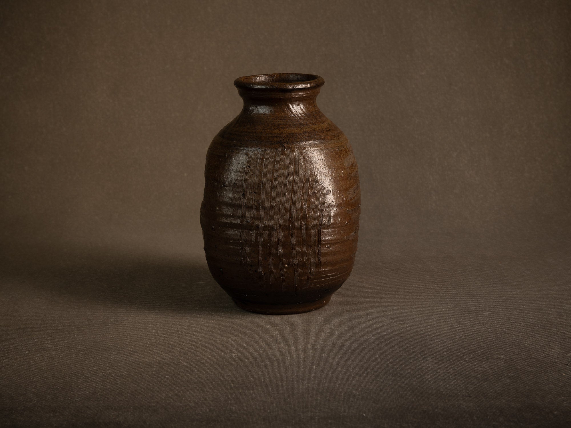 Jarre tsubo en grès de Jean‑Michel Doix, France (vers 1975)..Stoneware tsubo jar by Jean‑Michel Doix, France (c. 1975)