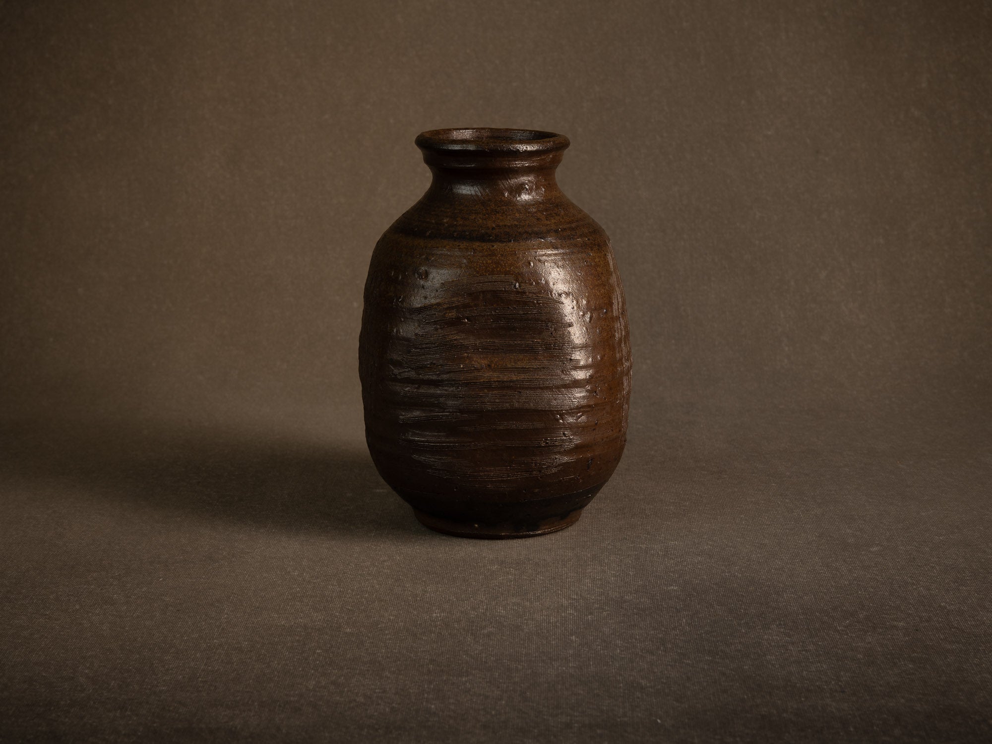 Jarre tsubo en grès de Jean‑Michel Doix, France (vers 1975)..Stoneware tsubo jar by Jean‑Michel Doix, France (c. 1975)