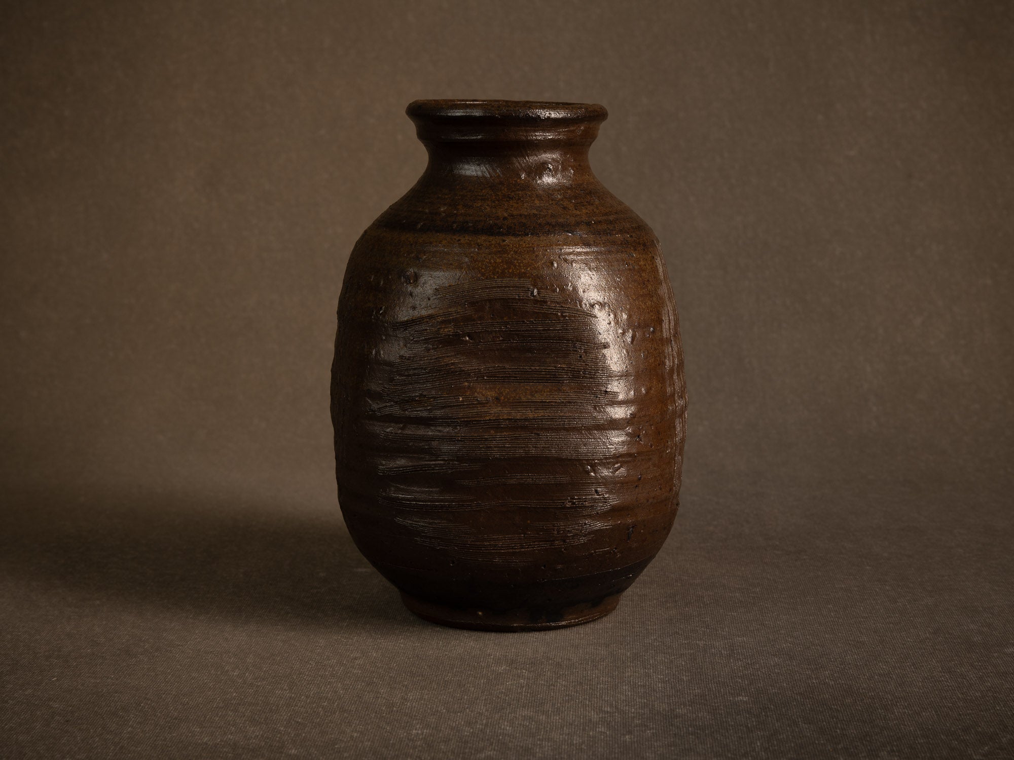 Jarre tsubo en grès de Jean‑Michel Doix, France (vers 1975)..Stoneware tsubo jar by Jean‑Michel Doix, France (c. 1975)