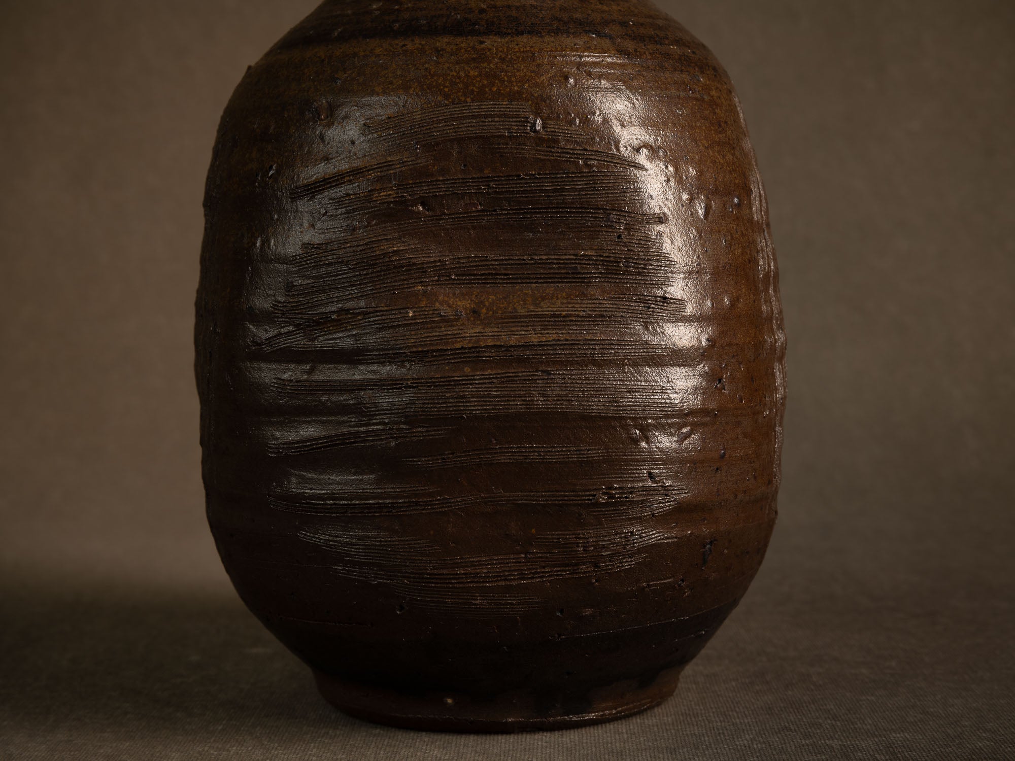 Jarre tsubo en grès de Jean‑Michel Doix, France (vers 1975)..Stoneware tsubo jar by Jean‑Michel Doix, France (c. 1975)