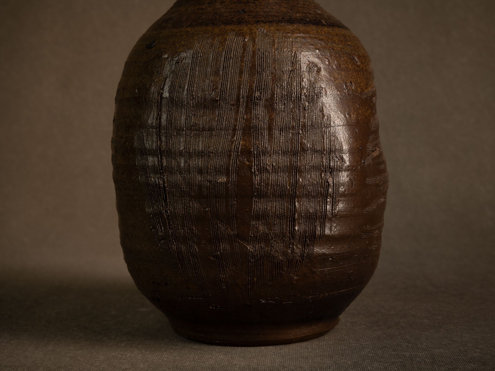 Jarre tsubo en grès de Jean‑Michel Doix, France (vers 1975)..Stoneware tsubo jar by Jean‑Michel Doix, France (c. 1975)