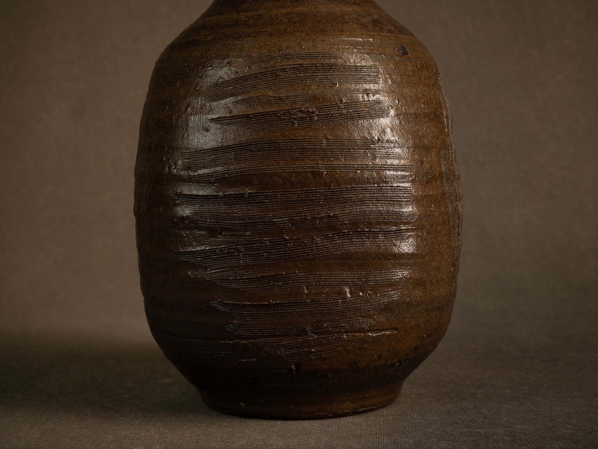 Jarre tsubo en grès de Jean‑Michel Doix, France (vers 1975)..Stoneware tsubo jar by Jean‑Michel Doix, France (c. 1975)