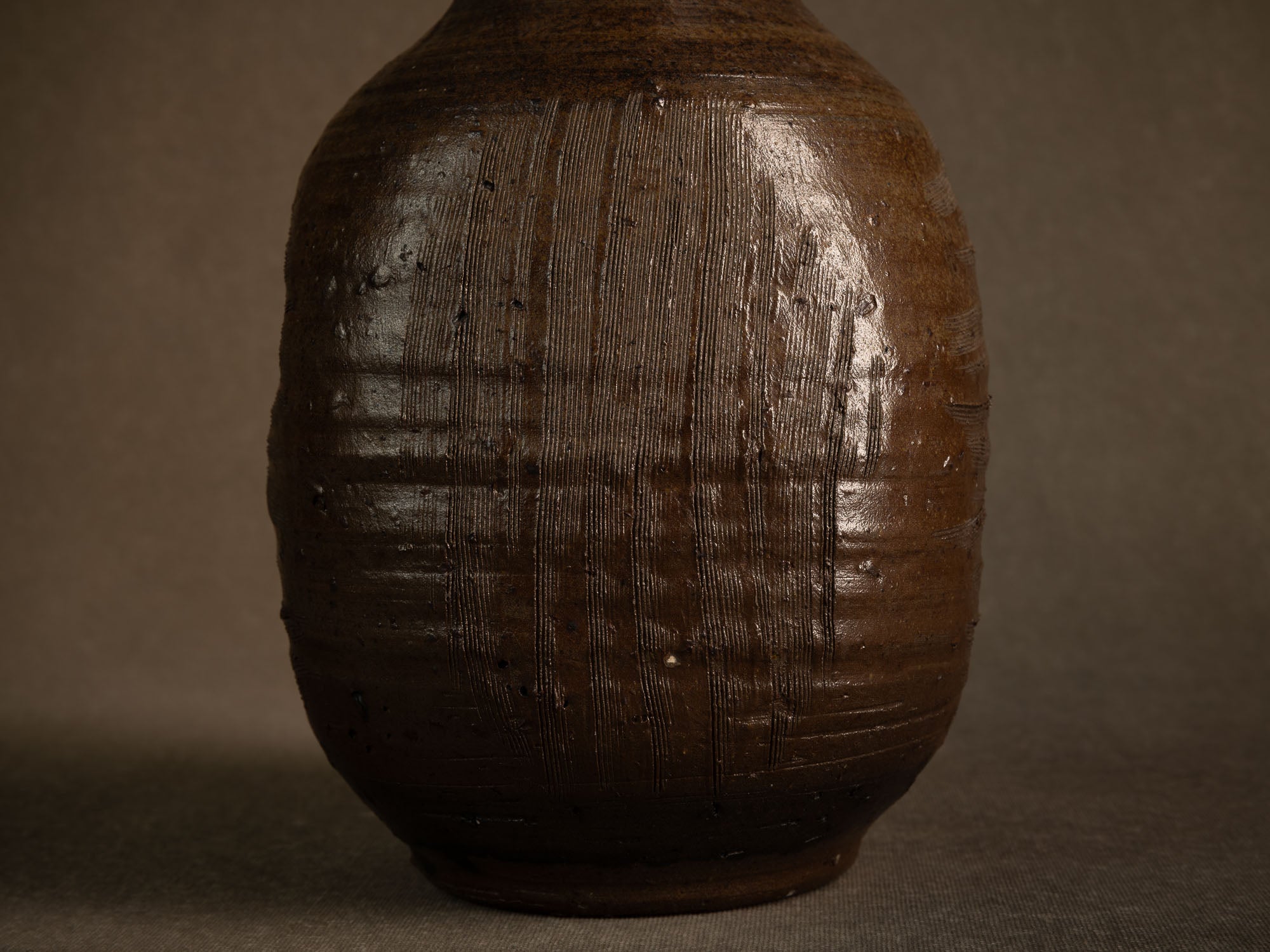 Jarre tsubo en grès de Jean‑Michel Doix, France (vers 1975)..Stoneware tsubo jar by Jean‑Michel Doix, France (c. 1975)
