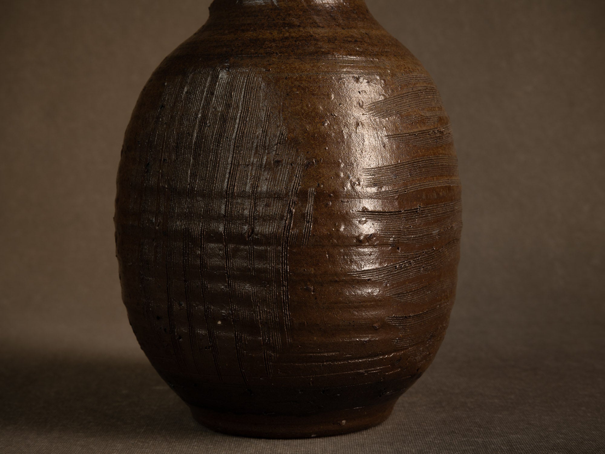 Jarre tsubo en grès de Jean‑Michel Doix, France (vers 1975)..Stoneware tsubo jar by Jean‑Michel Doix, France (c. 1975)