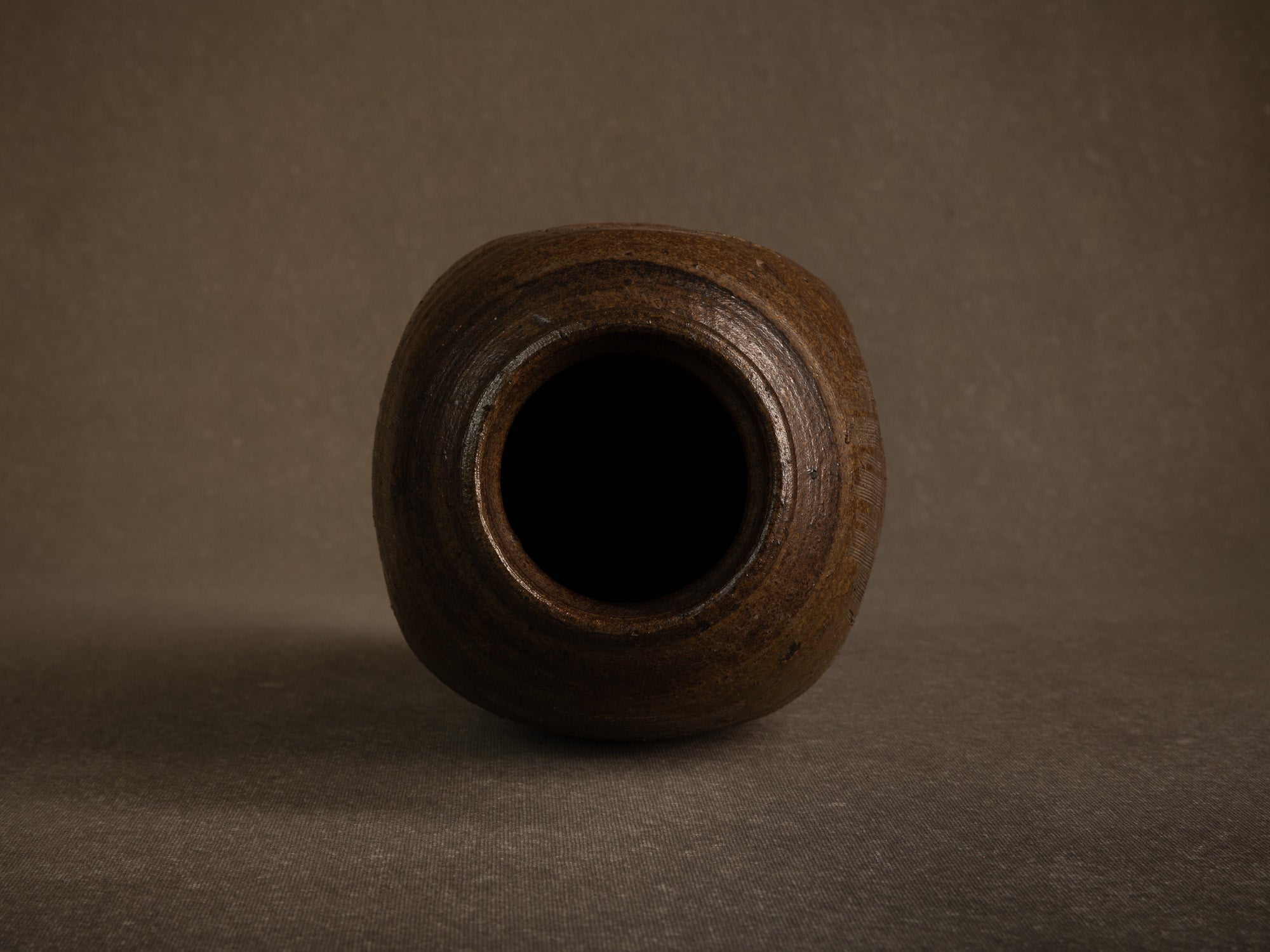 Jarre tsubo en grès de Jean‑Michel Doix, France (vers 1975)..Stoneware tsubo jar by Jean‑Michel Doix, France (c. 1975)