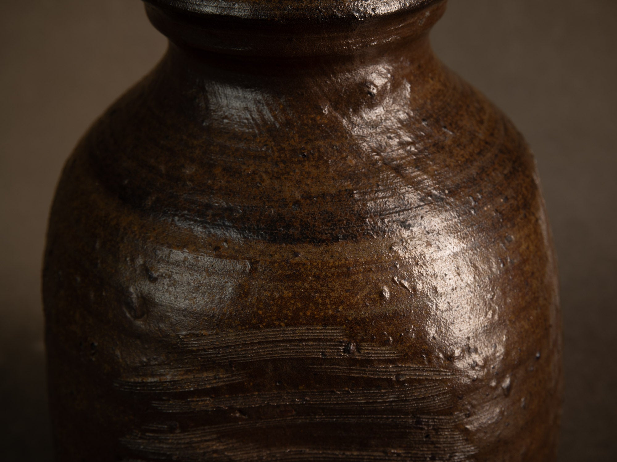 Jarre tsubo en grès de Jean‑Michel Doix, France (vers 1975)..Stoneware tsubo jar by Jean‑Michel Doix, France (c. 1975)