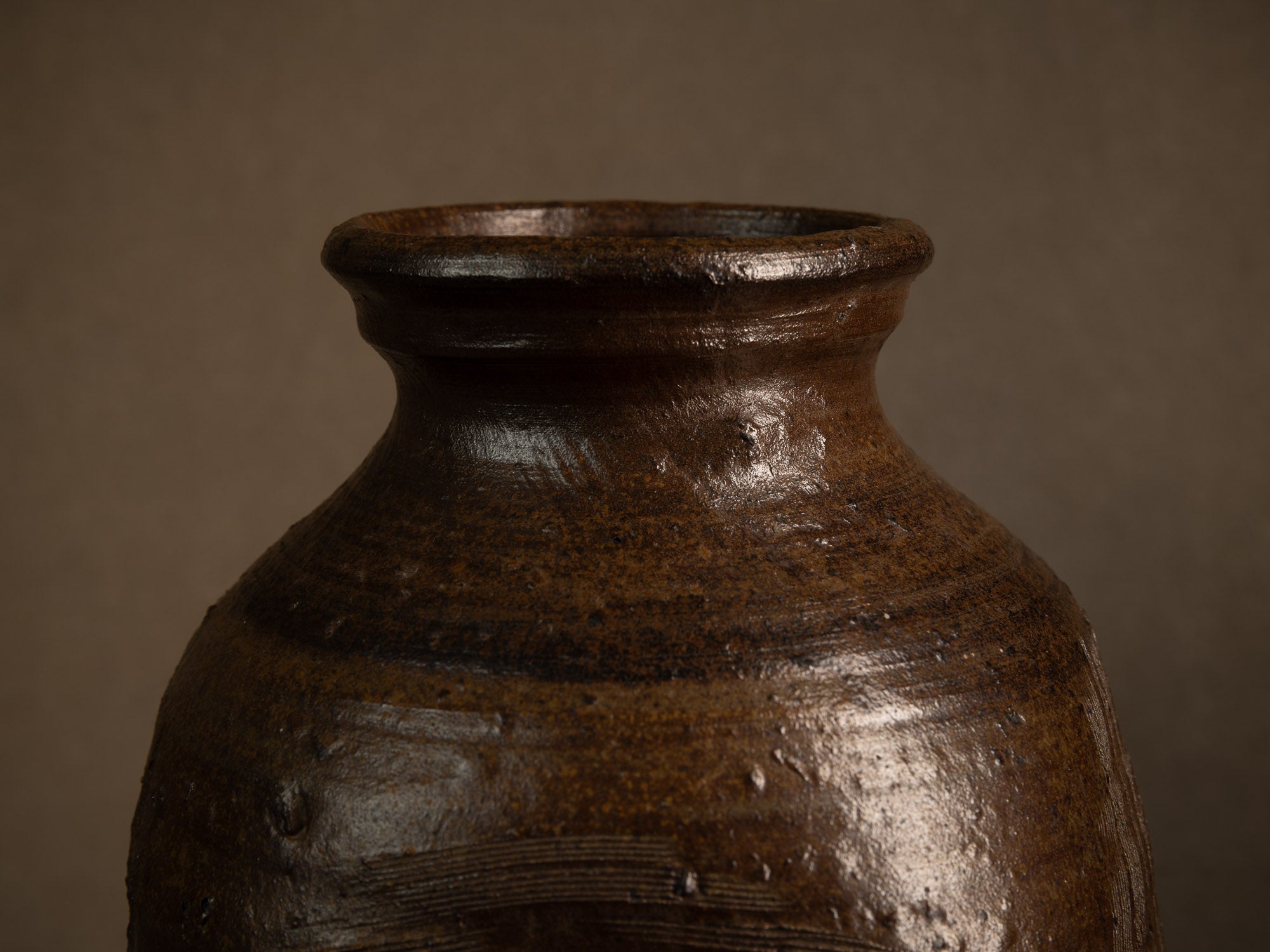 Jarre tsubo en grès de Jean‑Michel Doix, France (vers 1975)..Stoneware tsubo jar by Jean‑Michel Doix, France (c. 1975)