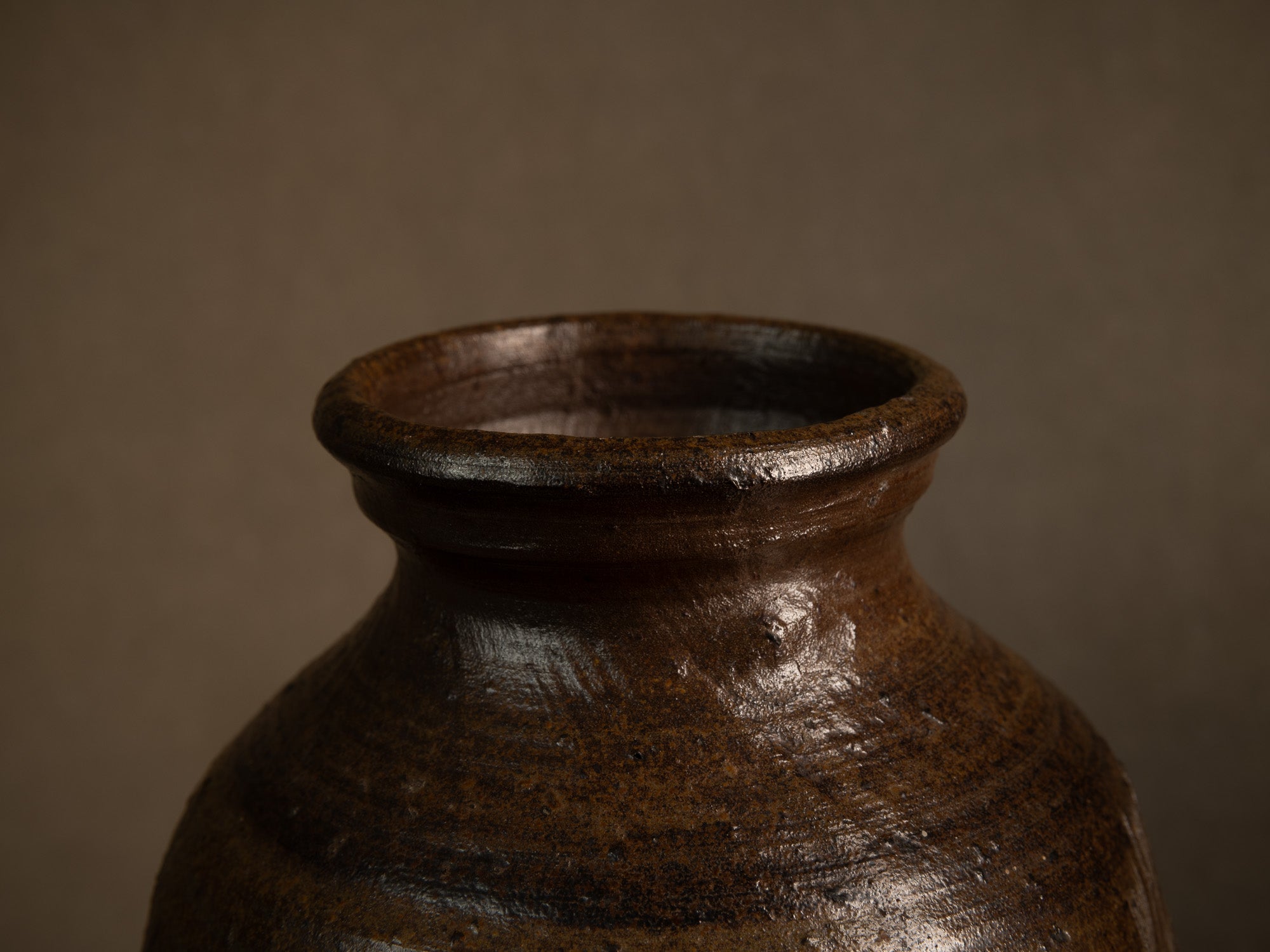 Jarre tsubo en grès de Jean‑Michel Doix, France (vers 1975)..Stoneware tsubo jar by Jean‑Michel Doix, France (c. 1975)