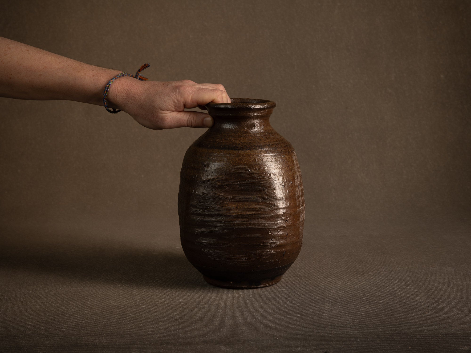 Jarre tsubo en grès de Jean‑Michel Doix, France (vers 1975)..Stoneware tsubo jar by Jean‑Michel Doix, France (c. 1975)