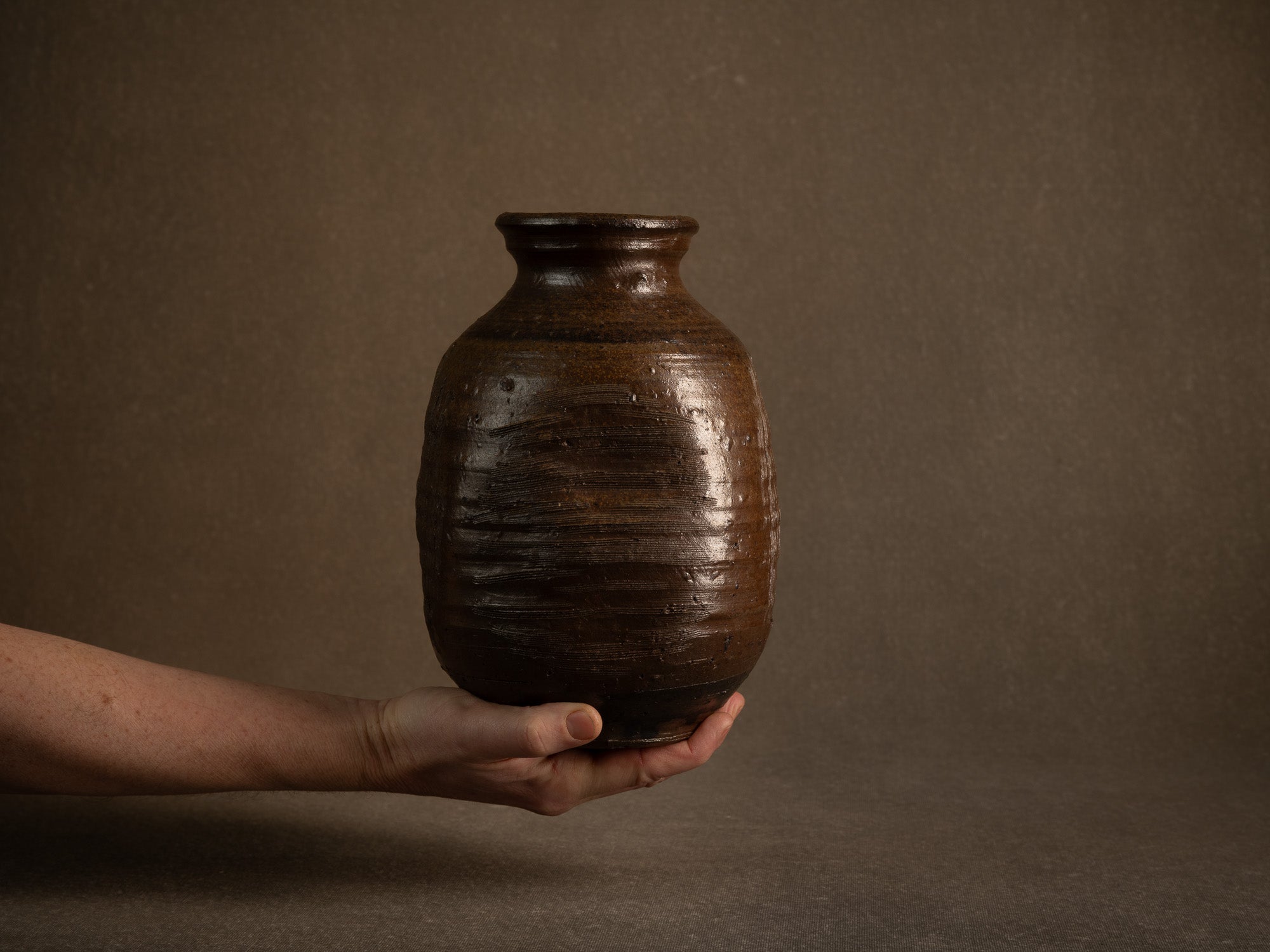 Jarre tsubo en grès de Jean‑Michel Doix, France (vers 1975)..Stoneware tsubo jar by Jean‑Michel Doix, France (c. 1975)