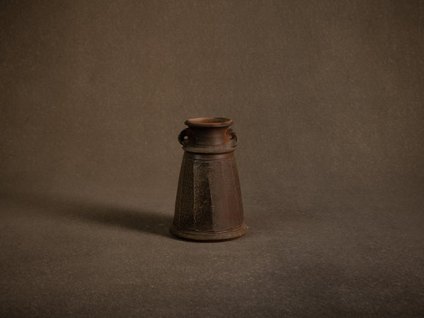 Vase à pans en grès de La Borne d'Agnes Chapelet, France (vers 1985)..vase with cut sides in Bizen Noborigama style by Agnes Chapelet in La Borne, France (circa 1985)