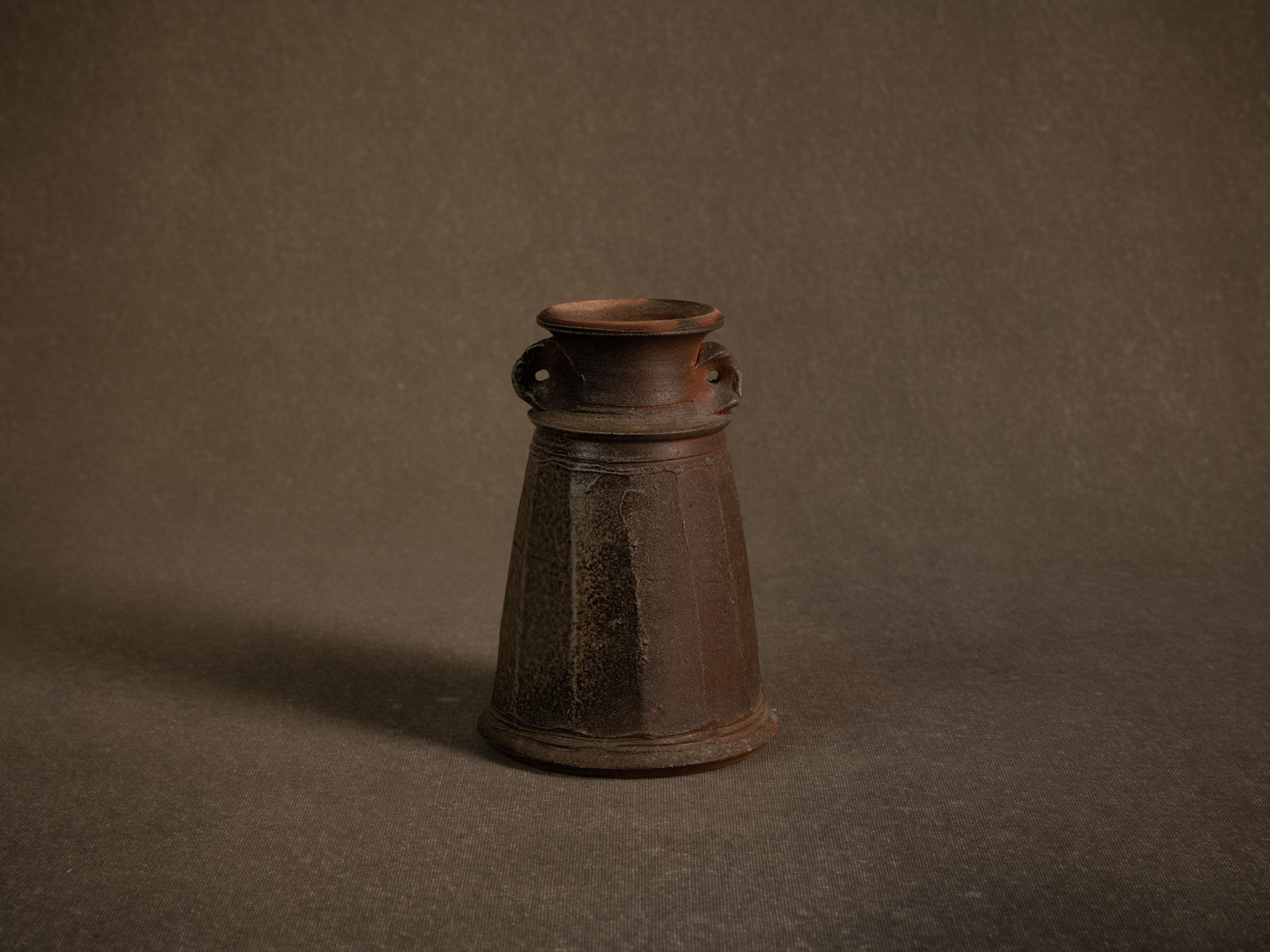 Vase à pans en grès de La Borne d'Agnes Chapelet, France (vers 1985)..vase with cut sides in Bizen Noborigama style by Agnes Chapelet in La Borne, France (circa 1985)