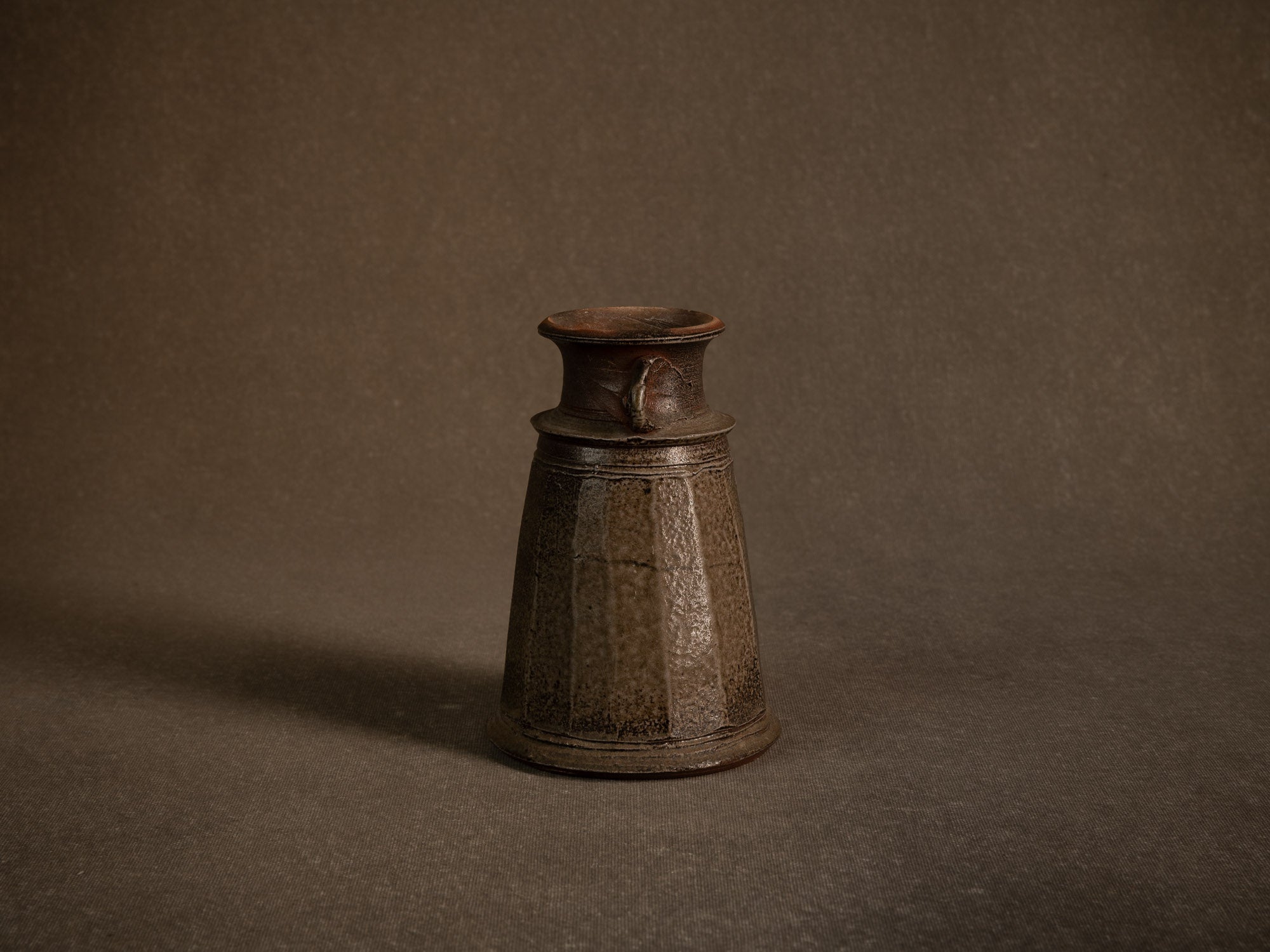 Vase à pans en grès de La Borne d'Agnes Chapelet, France (vers 1985)..vase with cut sides in Bizen Noborigama style by Agnes Chapelet in La Borne, France (circa 1985)