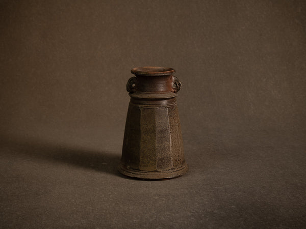 Vase à pans en grès de La Borne d'Agnès Chapelet, France (vers 1985)..vase with cut sides in Bizen Noborigama style by Agnès Chapelet in La Borne, France (circa 1985)