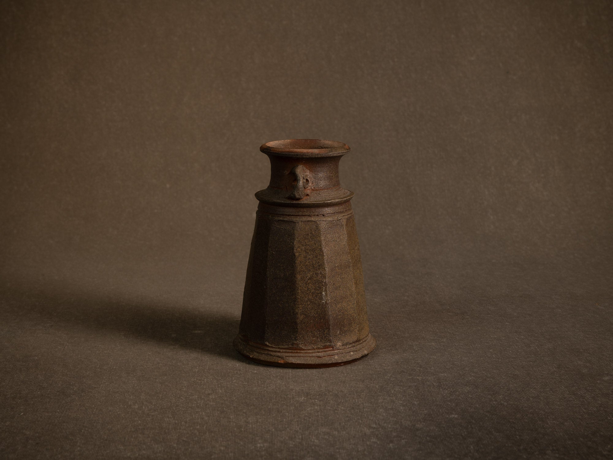 Vase à pans en grès de La Borne d'Agnes Chapelet, France (vers 1985)..vase with cut sides in Bizen Noborigama style by Agnes Chapelet in La Borne, France (circa 1985)