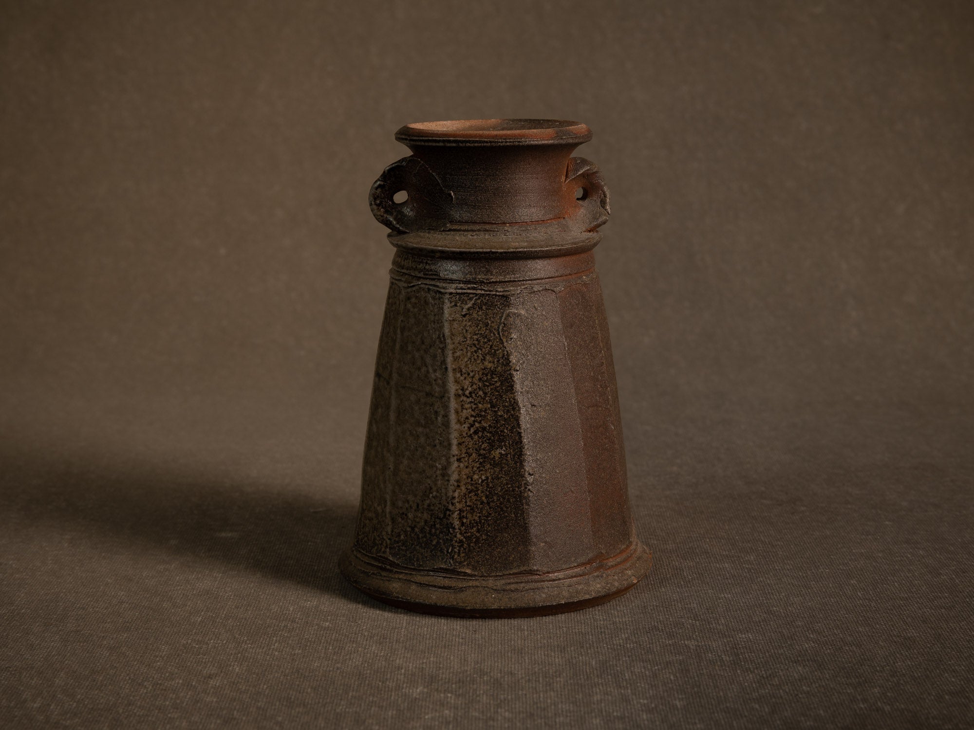 Vase à pans en grès de La Borne d'Agnes Chapelet, France (vers 1985)..vase with cut sides in Bizen Noborigama style by Agnes Chapelet in La Borne, France (circa 1985)
