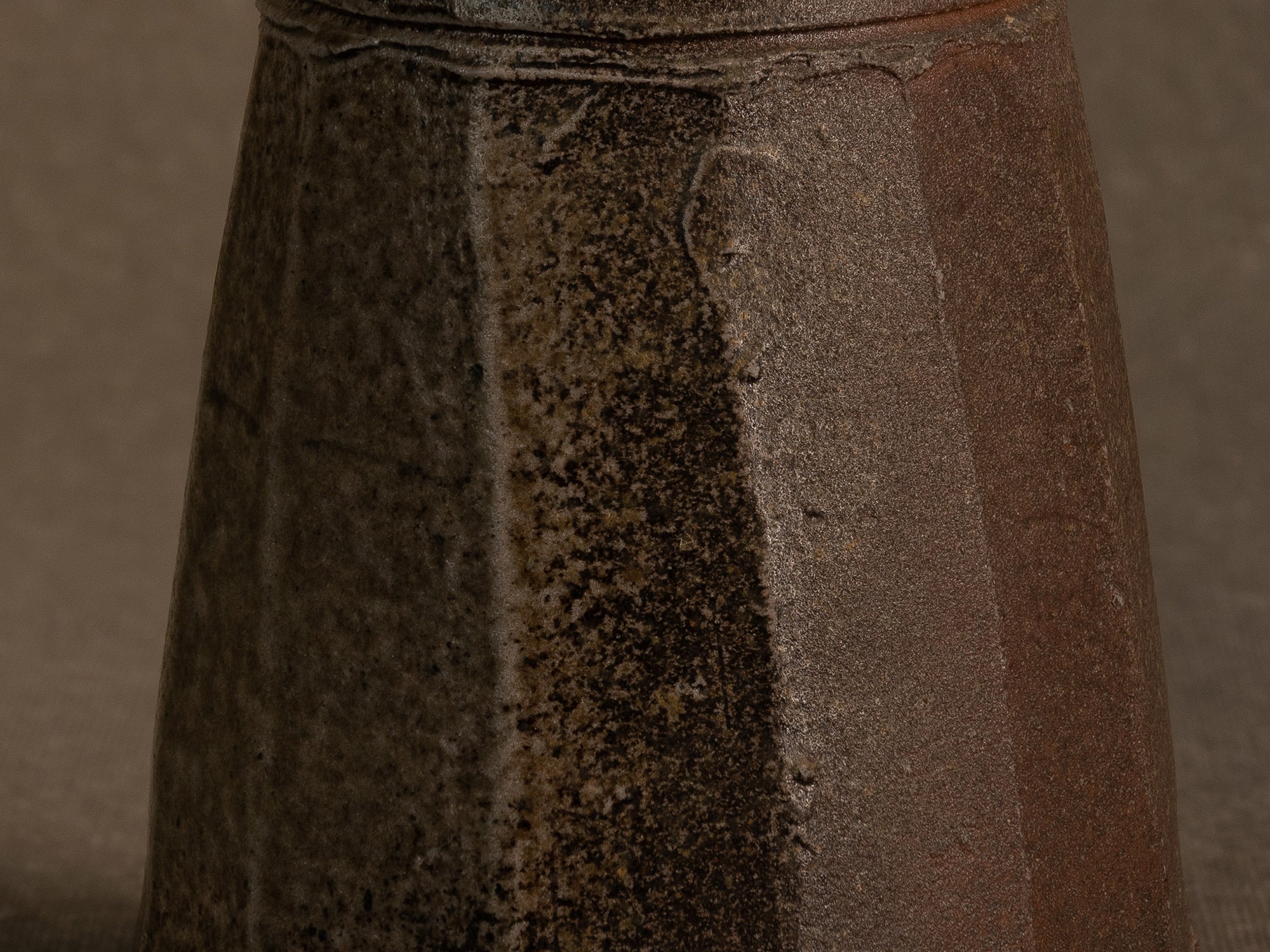 Vase à pans en grès de La Borne d'Agnes Chapelet, France (vers 1985)..vase with cut sides in Bizen Noborigama style by Agnes Chapelet in La Borne, France (circa 1985)
